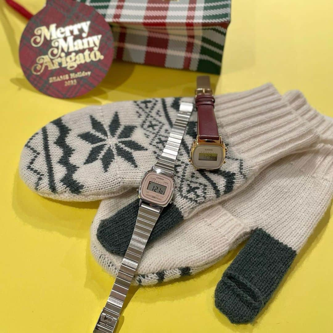 ビームスボーイ原宿のインスタグラム：「. 【#Christmascollection】  〈BEAMS BOY〉 grove  No：13-46-0037 ¥ 7,480  (税込価格)	  〈CASIO〉 PINK No：13-48-0012 ¥ 4,950  (税込価格)	  〈CASIO〉 No：13-48-0143 ¥ 4,400  (税込価格)	  .	 －－－－－－－－－－－－－－－－－－－－－－－	  いつもご覧頂き誠にありがとうございます。	 . 商品のお問い合わせのみ、	 ダイレクトメッセージにてご質問を承っております。	 . ※営業時間のみの返答となりますので、	 お時間がかかる可能性もございます。	 .	 ビームス ボーイ 原宿	  －－－－－－－－－－－－－－－－－－－－－－－	 information:03-5770-5550	 	 #beams	 #beamsboy	 #ビームス	 #ビームスボーイ	 #tokyo	 #harajuku	 #beamsboyharajuku	 #gift #Xmas #クリスマス #クリスマスギフト #プレゼント」