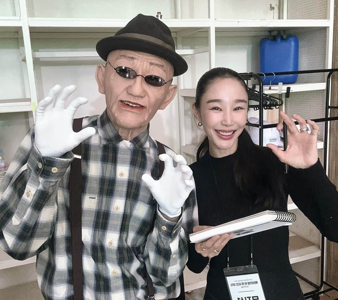 イ・サガンさんのインスタグラム写真 - (イ・サガンInstagram)「#god 2023 #concertvcr  함께 작업했습니다 🩵  god 완전체와 촬영하고 이렇게 멋진 대단원의 콘서트에 일부가 되어 초초초영광이에요 🩵  고마워요 사랑해요  Production: Amberin Producer: Jeongeun Kim, Kisuk Lee Director : Sagan Lee @Layerz @zanybros  AD : Ron, Jun eunjung , Ostrovskiy oleg   DOP: Kim Doyeon @roll_cam  JIMMYJIB OPERATOR :  Kim namsun Gaffer: Kim Yongki @501_yongki   Camera Team: Kanghaeun, MoonHyungdo MAKING CAM : Yudasol  Choi Junho JIMMYJIB ASST  Pakdongho  AD CREW  ostrovskiy oleg  Lighting crew  Yoon Minsub Kim Jonghoon Chae Chungki Kang Hyun Kim Jaeyoung」11月25日 16時58分 - leesagan