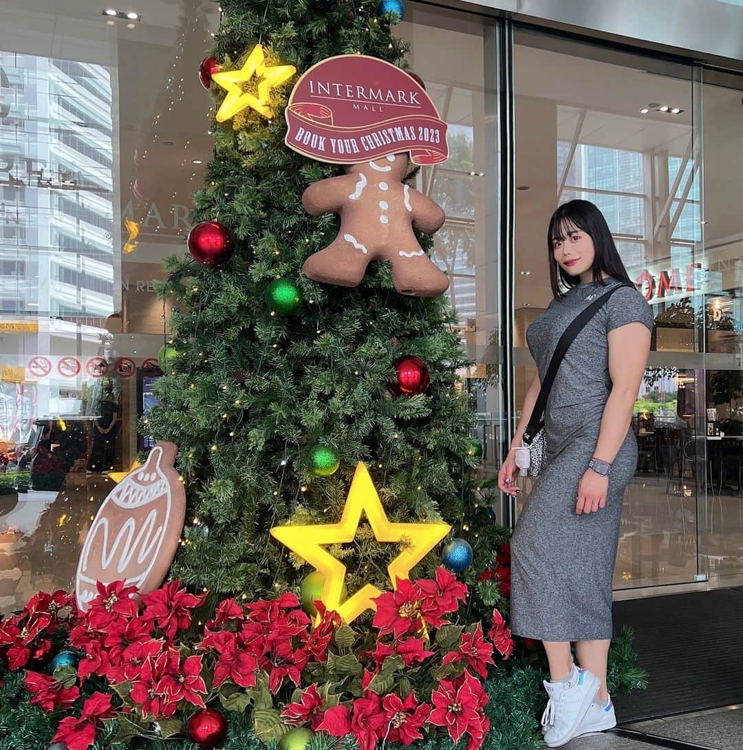 櫻井美沙季のインスタグラム：「暑くてクリスマス感はゼロ😂🇲🇾 最近ずっとバタバタしていたから、 久しぶりに息抜きができる幸せな時間💭  もちろん海外に来てもトレーニング、有酸素、ポージング練習はしっかり🙆‍♀️  PRO SHOWに向けて、着々と準備を進めています❤️‍🔥  わたしにしか表現できないFigureを。  road to ⭕️lympia🏆  🤝Special Sponsor🤝 @nutrimuscle_japan  @bodymaker  @ito_sports_project  @protanjapan @protan_official @mjdiva_apparel  @naturecanfitnessjp @naturecanjp  @slimtum.asia  @muscle.queens.japan  @5in1_3in1_training_machine  @any_age_fitness  @kittynail77  @kitty.takasaki  @womclinicginza  ....... 🔥パーソナルについて🔥 主に高崎、大森(東京)、宇都宮にて行っております。 60分 10000円、回数券を購入の方はお得になります🉐  わたしは元々は治療院に勤務しながら、アスレティックトレーナーとしてリハビリや機能改善、競技アスリートのパフォーマンスupなども行っていました。 又、2019年までは陸上競技者でしたので、陸上競技の指導も可能です。(主に短距離種目)  ジュニアアスリートの育成経験もございますので、お子様の身体能力UP、運動会に向けての走り方のコーチングなども可能です。  現在もトレーニング初心者の方がたくさんクライアント様にいらっしゃいますので、これからトレーニングを始めてみたい！という方でもお気軽にお問い合わせください✨ 男女共にOK🙆‍♀️です。DMお待ちしております✉️  ✏️講演会、セミナーについて✏️  詳細はDMにてお問い合わせください✨  ........  #roadtoolympia #training #bodymake #bodybuilding #ProTan #naturecanfitness #womclinic   #fitness #OLYMPIA #bodyfitness #physique #figure #womansphysique #gym #contest #posing #holiday #instagood  #protein #workout #trainingroutines #positivevibes」