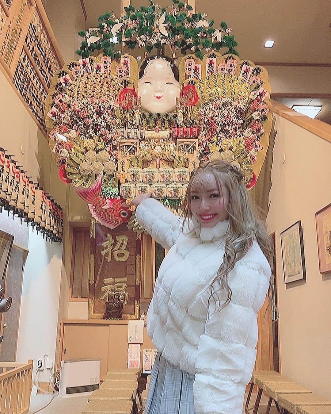 お茶の水うらんのインスタグラム：「鷟神社の酉の市行ってきたよー ꒰^ ̳> ·̫ < ̳^꒱🎀✨🤍🩷  #酉の市 #鷟神社  #torinoichi #熊手 #kumade #浅草 #asakusa  #asakusatemple」