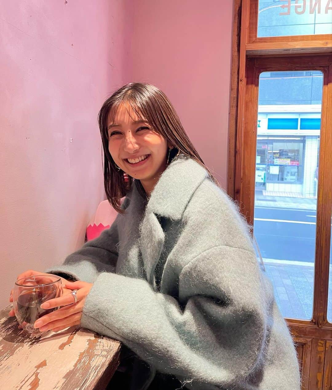 近藤夏子のインスタグラム：「.   親友は、私の知る人の中でいちばん心が綺麗なんです。  良いこと悪いことをしっかり指摘してくれて、真剣に私と私の未来のことを考えてくれているのが伝わります🥺  そんな彼女といると自然と笑顔になれるし、頭の中が整理されます✨  いつもありがとう〜💗 　 コートとバッグはカラフルです🫶🏻 　 　  今夜24:00〜 S☆1 明日11:50〜 クイーンズ駅伝 スタート呼び込みと、中継所のインタビューを担当します✨ 女子駅伝日本一が決まります👊🏻  そして明日24:00〜 S☆1 　 　 盛りだくさんな週末！ 寒くなりそうなのでみなさん暖かくしてお過ごしくださいね。 　 　 . #ありがとう」