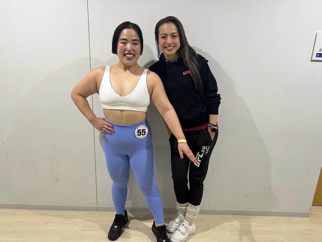 岡部友さんのインスタグラム写真 - (岡部友Instagram)「ゆりやん(@yuriyan.retriever )のマッスルゲート初戦💪 65まで痩せた身体を役作りのためにまた鍛えあげて体重を100近くに戻した。 減らしていく頑張りを知ってるから最初は反対したよね🤭 だけど役に大抜擢でゆりやんのやること全力で応援したいから普段のトレーニングに加え本格的なパフォーマンス練習も追加してプロレスラーに認められるプロレスラー体型を作り上げました。  クランクアップと同時にまたトレーニング方法を変えて減量とボディメイクへ！  リバウンドと言われた時もあったけど本当は全てゆりやんのコントロール内なのだ💪  いつもトレーニングによって心と身体を鍛え保っている姿がカッコ良いのだー❤️ 明日(26日)の情熱大陸はそんなゆりやんの裏の努力が垣間見れるはず！楽しみ😊  #ゆりやんレトリィバァ #岡部友 #スパイスアップフィットネス #美尻」11月25日 16時57分 - tomo_fitness