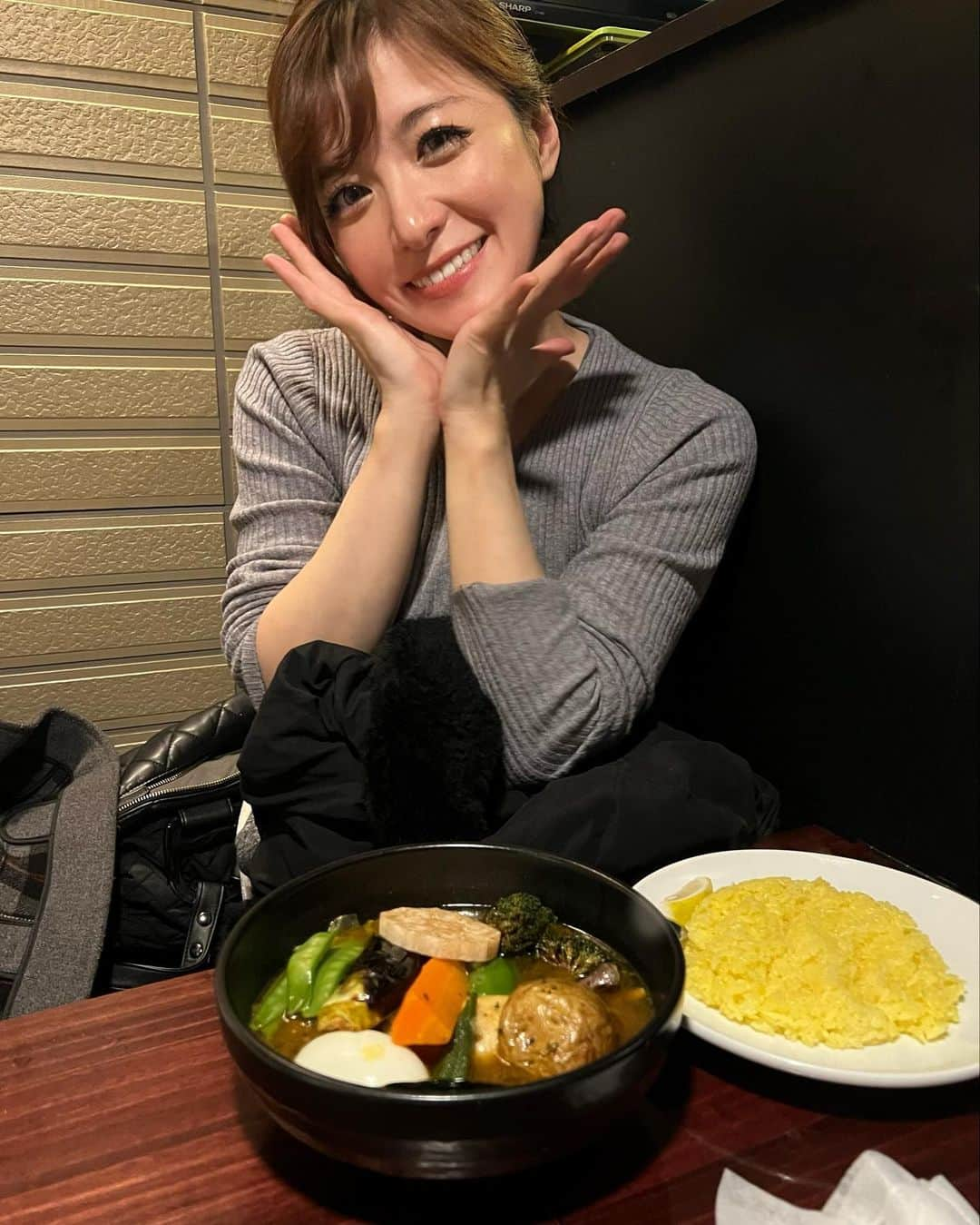 高木里代子さんのインスタグラム写真 - (高木里代子Instagram)「【今夜は20時から無料ライブ配信…❣️明日はお茶ナルお昼ライブ✨】  こんばんは💓 最近なんだかよく食い倒れ写真（笑） あげがちになってる高木ですがw 札幌で食べたスープカレーが絶品だったの😂😍  ライブレポはまたすぐ書きますね！！  そんなわけでっ…！ 【今夜は20時から…❣️】 無料ライブ配信やりますよーーー！😆🎹✨ 皆さん20時になったらケータイ前集合ね💓  11/25(土)20:00〜 高木里代子ソロピアノ無料配信❣️ 「リヨコ・ザタイム VOL.1 〜里代子いまから弾くってよ（笑）」  ご視聴URL ✨✨ https://youtube.com/live/fmzjGuGUg64?feature=share (ストーリーにリンク貼ってます💓)  そして…！！ 明日のお昼はお茶の水ナルで 久しぶりのお昼ライブです！✨ 完売みたいですがお電話で入れる時もあるので ナルにお電話してみてくださいね🤗💓  では今日も明日も…！ 皆さんに良い音とどけて一緒に楽しめるよう 燃えるよーーー😆🔥🔥  #高木里代子 #riyokotakagi  #ピアノ #ピアニスト  #ジャズ #ジャズピアノ #ジャズピアニスト #piano #pianist #jazz #jazzpiano #jazzpianist #youtuber #札幌 #スープカレー #すすきの #食い倒れ」11月25日 16時58分 - riyokotakagi