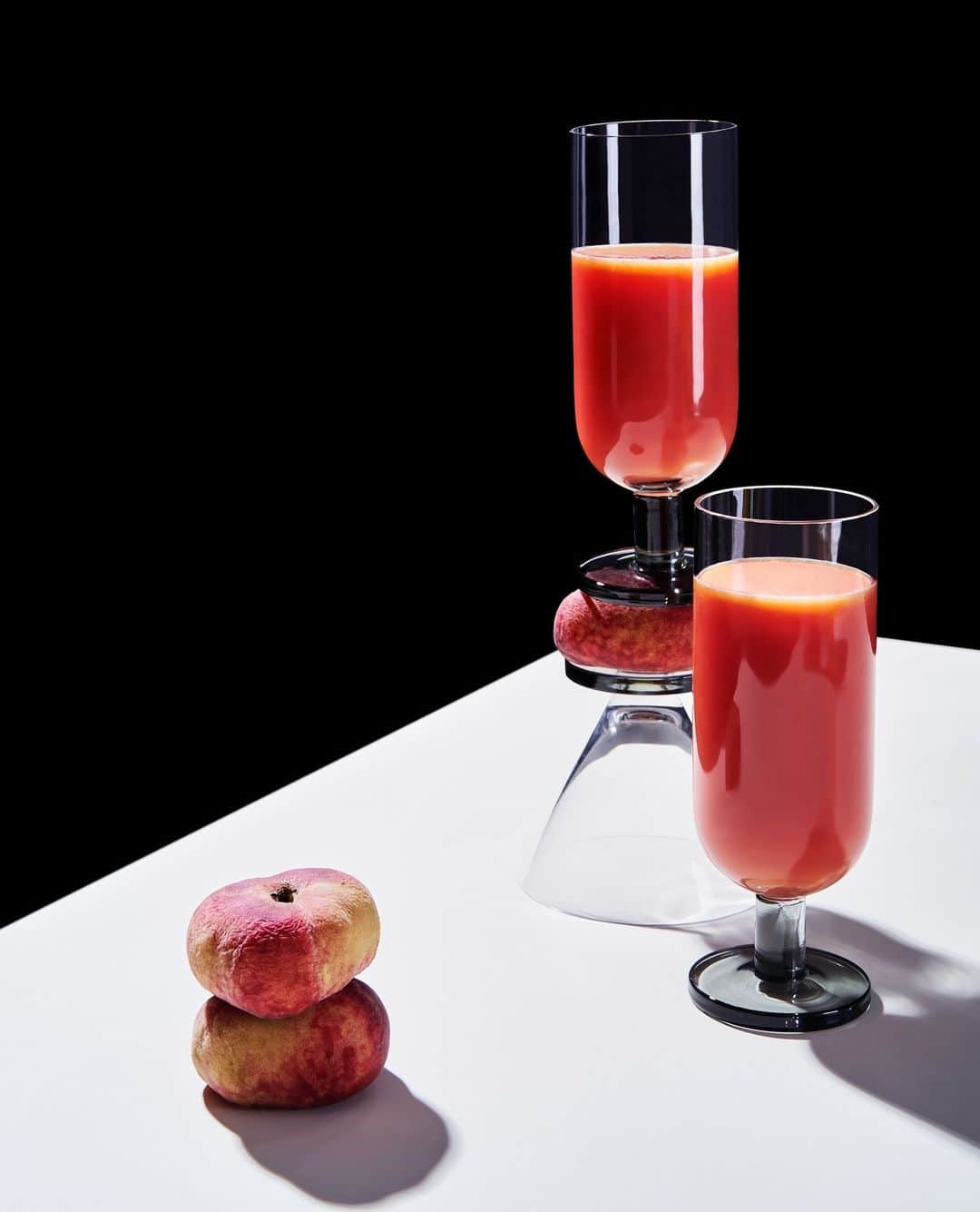 トム ディクソンのインスタグラム：「Dazzle your dinner guests with our PUCK Highball Glasses.⁠ ⁠ PUCK is available in a series of glassware including Water, Nosing, Champagne, Coupe, Balloon, Cocktail, Highball, and Shot Glasses as well as a Decanter and Ice Bucket.⁠ ⁠ Discover more on tomdixon.net」