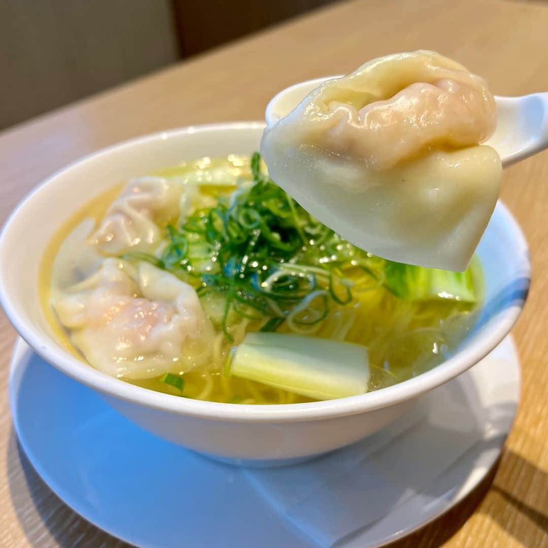 poroco（ポロコ）さんのインスタグラム写真 - (poroco（ポロコ）Instagram)「『ステラでハシゴ』vol.1 しっかり食べ飲み和洋中😋 年末年始は何かと集まりが増えるもの。 幅広いジャンルのグルメが揃う札幌ステラプレイスなら、ディナーはもちろん0次会からシメまで気分に合わせて楽しめます✨  ポロコ12月号では”ステラでハシゴ”できる素敵なお店を掲載中！ そして今回、実際にポロコスタッフも行ってきました😊 ３回連載で、テーマを変えた３つのハシゴプランをご紹介しちゃいますよ。  1回目の今回は「しっかり食べ飲み和洋中」！ ガッツリ食べて飲んで、お腹も心も満たされるプランです。 "ステラでハシゴ"する美味しい夜に出かけましょう🚶‍♀️🌙  【１軒目】 EAST 3F「J.S. パンケーキカフェ」  パンケーキの人気カフェで、見た目にもキュートな、イチゴたっぷりのリコッタパンケーキ！ 甘酸っぱいフレッシュイチゴとイチゴソースと、ジャージーミルクアイスの甘さが絶妙です。しっとりなめらかなリコッタパンケーキの生地は甘さ控えめでほんのり塩気もあり、サクッと食べられちゃう🍓 アイスやソースはカスタマイズできるので、好みの組み合わせを探すのも楽しい！  写真1枚目　「ストロベリーカスタードとジャージーミルクアイスのリコッタパンケーキ」1,760円。 写真2枚目　小物やインテリアにもこだわったカントリー風の空間。  【2軒目】 CENTER6F「遊食豚彩 いちにいさん」  鹿児島の希少なブランド黒豚『六白黒豚』のしゃぶしゃぶは、そばつゆが肉の旨味と脂の甘みを引き立て、最後までさっぱりと食べられます。自家製柚子胡椒をお好みで、ネギはたっぷりがオススメ🍲✨ 「黒豚とんとろ煮」や本返しの甘辛い玉子焼き、キビナゴの刺身など一品料理も豊富なので、お腹に余裕があれば追加でどうぞ。お酒好きな方は、同店オリジナルの焼酎もぜひお試しを。  写真3枚目　「黒豚しゃぶ」のコース「いちの味」3,900円。※写真の肉と野菜は2人前 写真4枚目　随所にあしらわれた黒豚のオブジェが可愛い。  【３軒目】 CENTER6F「鼎泰豊（ディンタイフォン）」  看板メニューは点心師が職人芸で包む小籠包で、海鮮系やスイーツ系までバラエティ豊かに揃います。 点心のほか、前菜や麺料理、チャーハンなども充実しているので、台湾料理でシメるのもオススメ👍 オーダーを受けてから餡を包んでくれるワンタン麺は、旨味がありながらスッキリとしたスープで、するするっと食べられます。 ほんのり甘いミルク氷のマンゴーかき氷もシメにぴったり。  写真5枚目 「えびと豚肉入りワンタン麺」1,250円。 写真6枚目　「マンゴピン」800円。  ●札幌ステラプレイスの公式インスタもチェックして💁‍♀️ @stellarplace_official  ●札幌ステラプレイス 札幌市中央区北５条西２丁目 ※店舗の営業時間は各店にお問い合わせください https://www.stellarplace.net/  #札幌ステラプレイス #ステラプレイス #STELLARPLACE #札幌  #Sapporo #ステラでハシゴ #ハシゴ #札駅 #札駅グルメ #札幌グルメ #札幌カフェ #札幌ディナー #札幌夜ご飯 #年末年始 #クリスマス #女子会 #JSパンケーキカフェ #パンケーキ #いちにいさん #しゃぶしゃぶ #ディンタイフォン #鼎泰豊 #台湾グルメ #雲呑 #ワンタン #マンゴピン #poroco #ポロコ」11月25日 17時00分 - poroco_magazine