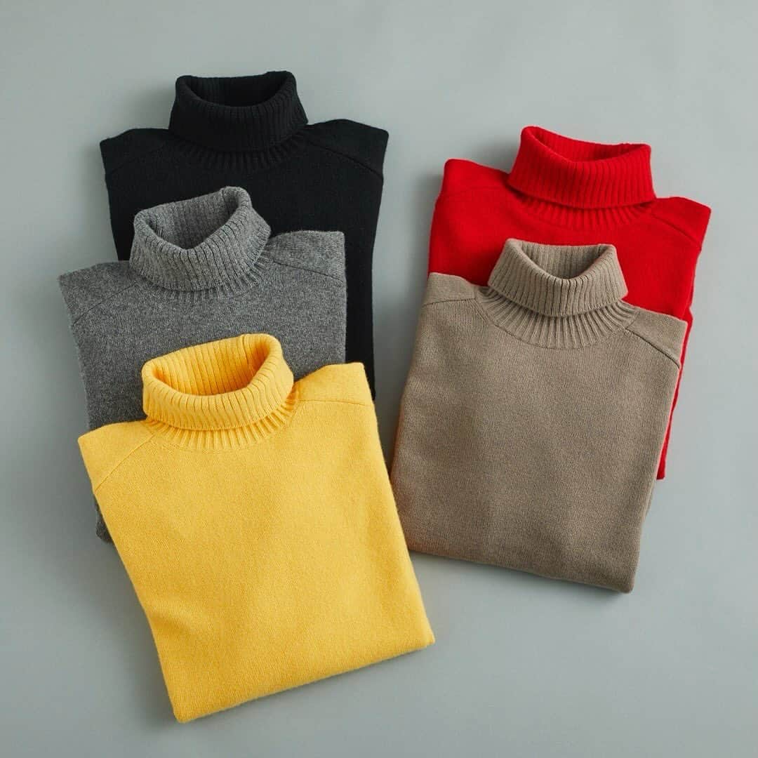 UNITED ARROWS のインスタグラム：「ふっくらと肌触りのいいタートルネックセーター。ミドルゲージの編み地で温かみのある表情に仕上げました。ほどよくボリューム感があるので冬のさまざまなアウターとの相性も抜群ですし、ツイードやフランネルといった生地のジャケットと合わせれば今シーズンらしいトラディショナルな旬な着こなしに。  #UAHOLIDAYS #UnitedArrows #UnitedArrowsMen #ユナイテッドアローズ」