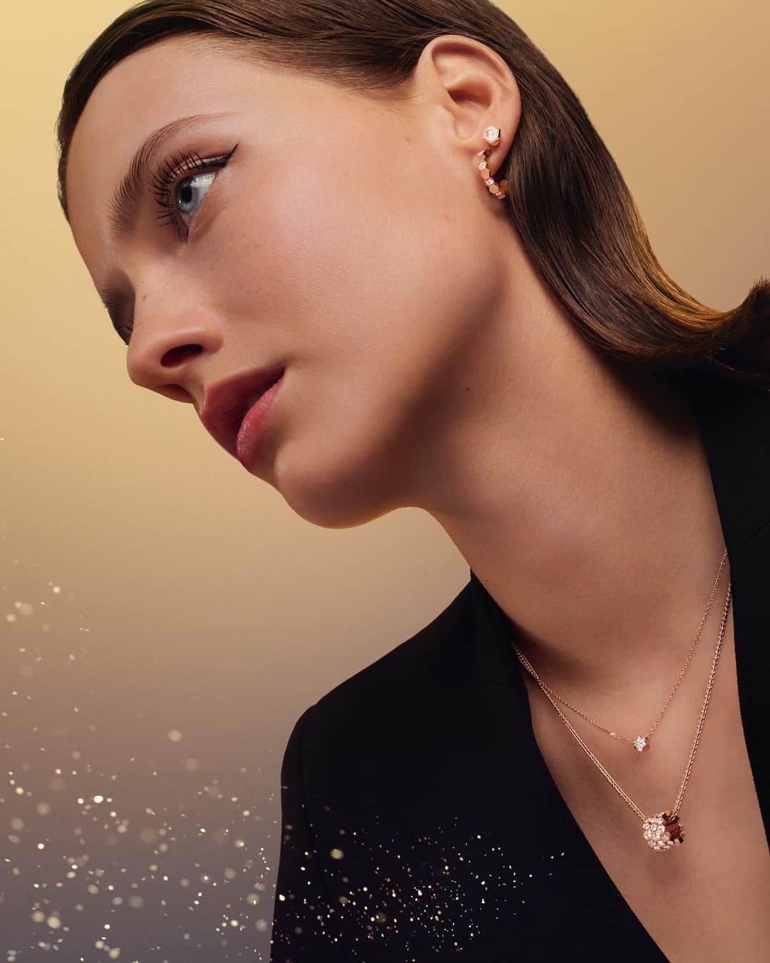 Chaumetのインスタグラム：「Get ready for a festive treasure hunt with Chaumet, where every moment is a discovery and every step unveils golden treasures.  #Chaumet #FindYourGoldenTreasure #ChaumetTreasureHunt」