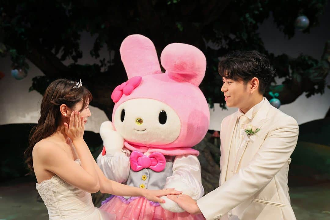 【公式】小さな結婚式さんのインスタグラム写真 - (【公式】小さな結婚式Instagram)「. @petit.wedding をフォローしてね♩ #小さな結婚式 をつけてのお写真投稿も大歓迎です♡ こちらの公式IGでリグラムさせていただきます＊ . 大好きなサンリオキャラクター マイメロディと叶える結婚式♪  おふたりのためだけに準備された 特別な空間で思い思いの時間をお過ごしください✨ . >>#小さな結婚式表参道店 . ——————— #petitwedding #ラヴィファクトリー #前撮り #結婚式 #プレ花嫁 #卒花 #家族婚 #少人数結婚式 #ウェディング #wedding #bridal #weddingdress #花嫁 #挙式 #結婚式準備 #式場探し #日本中のプレ花嫁さまと繋がりたい #結婚式の思い出に浸る会 #結婚準備 #東京花嫁 #ウェディングフォト #花嫁コーディネート #フォトウェディング #結婚式前撮り #写真に残す結婚式 #サンリオ #サンリオピューロランド #サンリオウェディング」11月25日 17時00分 - petit.wedding