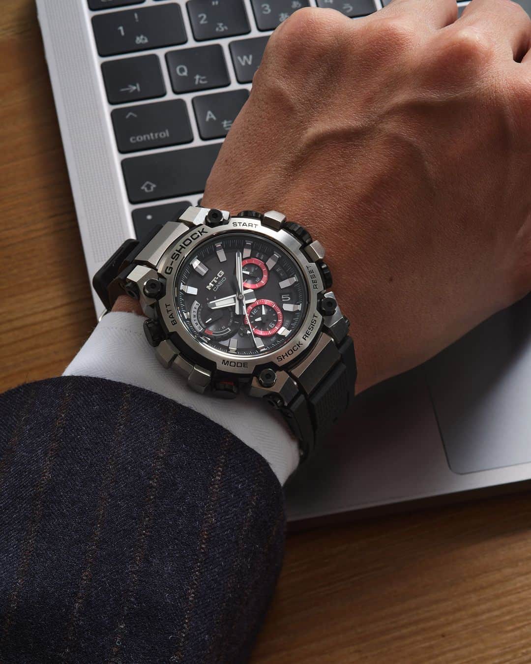 G-SHOCKのインスタグラム：「MTG-B3000  ワンプッシュでバンドの付け替えが可能なMTG-B3000。オンオフ選ばず着用できるのが嬉しいポイント。  The MTG-B3000 allows the band to be changed with a single push. Excellent for both work and off-duty use.  MTG-B3000-1AJF  #g_shock #mt_g #ビジネス時計 #madeinjapan」