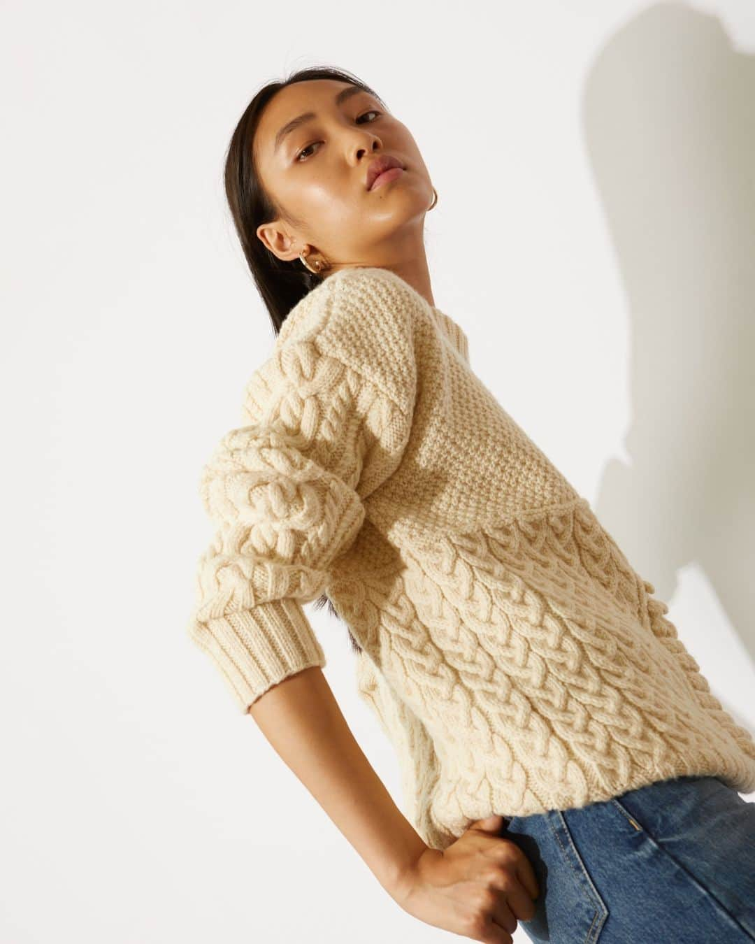 ジョンスメドレーのインスタグラム：「"The undyed wool of our hand knit sweater Frost is so beautiful, and it changes from garment to garment," says Jess Mcguire-Dudley, Deputy Managing Director/Global Brand Director at John Smedley. "Each fleece is slightly different, which adds to the uniqueness of each jumper."  A timeless piece that can be continually worn, loved, repaired, and passed down. Find out more via the link in our bio.  #handknit #craftsmanship #madeinengland #johnsmedley」