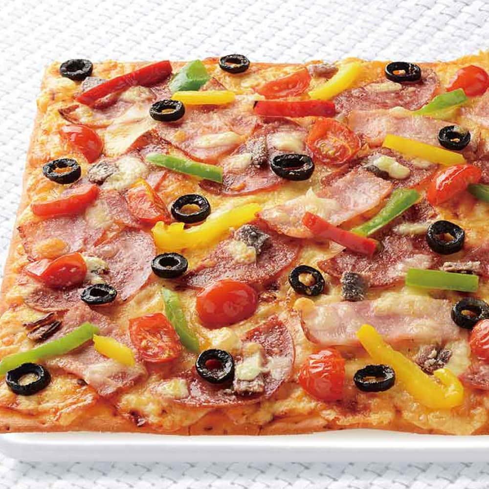 宅配ピザ「ナポリの窯」のインスタグラム：「本日のもう一品😆  カプリミックス🍕 彩りあざやかなお野菜とベーコン、ボローニャソーセージ😋  @napolinokama ・ #ナポリの窯 #宅配ピザ #ボローニャソーセージ #野菜好き #休みの日 #ピザ好きな人と繋がりたい #鹿児島中央 #鹿児島中央グルメ #高見橋グルメ #加治屋町グルメ #熊本グルメ #熊本ピザ #水前寺グルメ #ピッツァ」