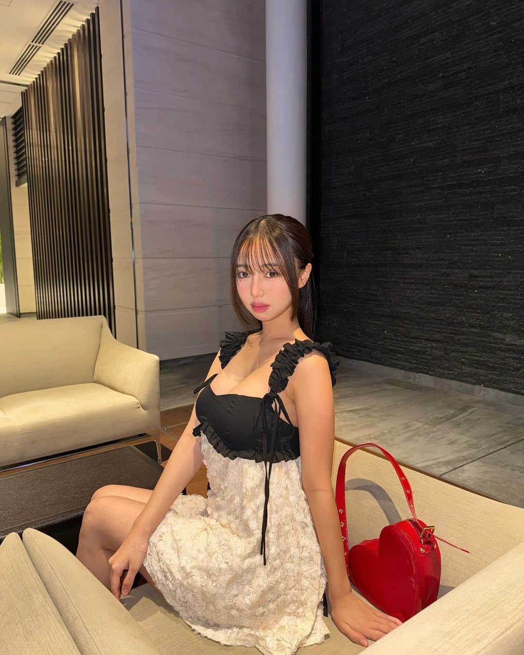川谷花音のインスタグラム：「試すたび、好きが見つかる。届くたび、好きが増えてく。 30万点以上の人気アイテムが限定値下げ。 2023 SHEIN ブラック フライデー セール  クーポンコード【BFJP535】  tops:17696119 bag:20163097  @shein_japan @sheinofficial  #PR #SHEIN #SHEINforAll  #SHEINblackfriday  #SHEINGoodFinds #loveshein #saveinstyle」