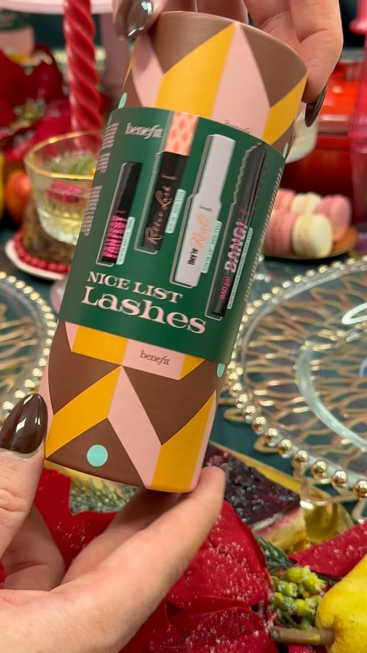 Benefit Cosmetics UKのインスタグラム：「POV: It’s Black Friday weekend so you buy four mascaras instead of one.   Our Nice List Lashes set has three full size mascaras and a mini Fan Fest.   That’s four gifts in one really, for £45! And wait did we mention our Black Friday discount?   Check out our stories 😘  #benefituk #holidays」