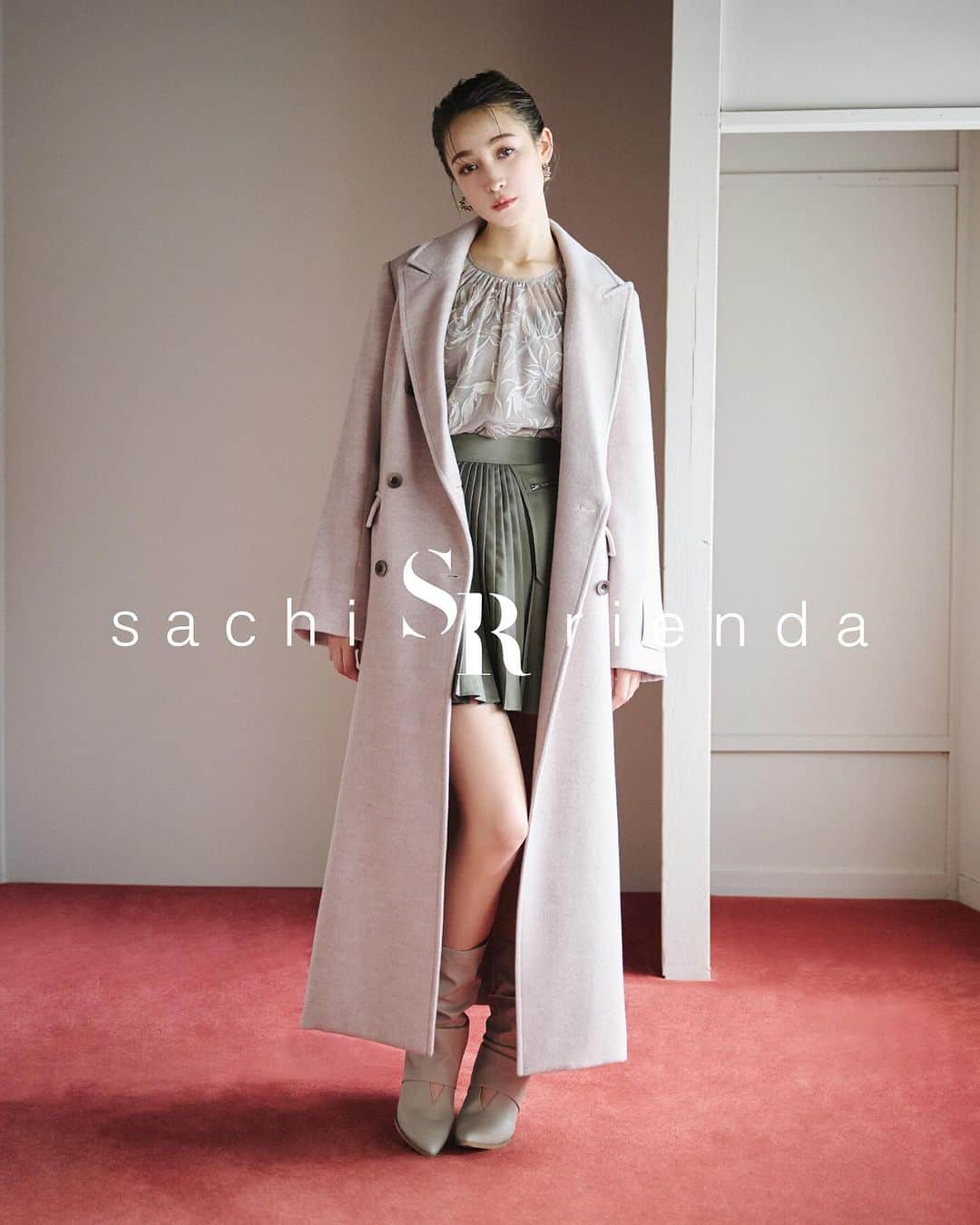 リエンダのインスタグラム：「Sachi × rienda Special Collaboration...♡  ㅤㅤㅤㅤㅤㅤㅤㅤㅤㅤㅤㅤㅤ NOW ON SALE✔︎  - - - - - - - - - - - - - - - - - - - - -  モデルとして活躍する藤井サチさんの センス溢れるイメージからデザインを揉み、 何度も修正を重ね出来上がった コラボレーションアイテム第二弾🕊 ㅤㅤㅤㅤㅤㅤㅤㅤㅤ 藤井サチさんらしい 柔らかなパステルカラーを貴重とした カラーバリエーションで登場🤍  モデルならではの美的センスと、 美しいシルエット、着心地、色味、 全てに拘りの詰まったコレクションとなっております！  - - - - - - - - - - - - - - - - - - - - -  ☑︎ピークドラペルチェスターCT BEG/GRY ¥30,800(tax)   ☑︎ブロイダリーチュールBLS BLK/BEG/L-BLU ¥8,800(tax in)  - - - - - - - - - - - - - - - - - - - - -  【商品取扱店舗】  < SHELʼTTER WEBSTORE >  < 店舗 >  ルミネエスト新宿店・渋谷109店・横浜店 ルミネ立川店・ルクア大阪店・ラゾーナ川崎店 ららぽーと船橋店・名古屋パルコ店 梅田店・ソラリアプラザ店・札幌店  - - - - - - - - - - - - - - - - - - - - -  【Special Novelty】  コラボアイテムを含む 税込¥20,000以上ご購入のお客様に 先着順で"SRストール"をプレゼント🎁  お好きなカラーをお選び頂けます♡  ※無くなり次第終了となります。  - - - - - - - - - - - - - - - - - - - - - #rienda #藤井サチ #sachi_rienda #デートコーデ #お出かけコーデ #女子会コーデ #花柄ブラウス #ブラウスコーデ #きれいめコーデ」