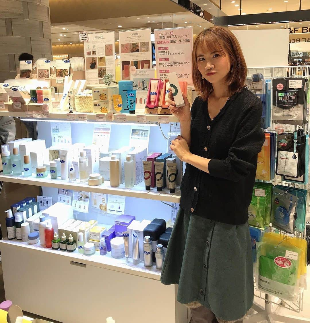 葵のインスタグラム：「マルイ有楽町 KOREAJU　POP UP STORE 開催中💕  「気軽に試せる・自分にぴったりが見つかる」を体験できる店内には、メイクアップ・スキンケアの商品が試せるテスタースペースも設置されています！  韓国コスメの取り扱いブランド多数で みてるだけでも楽しかったよ！ 今まさに注目度の高いものから、日本に上陸したばかりのものまで幅広くあります。  ぜひ行ってみてね！！ #PR#韓国コスメ#popup#有楽町#マルイ有楽町」