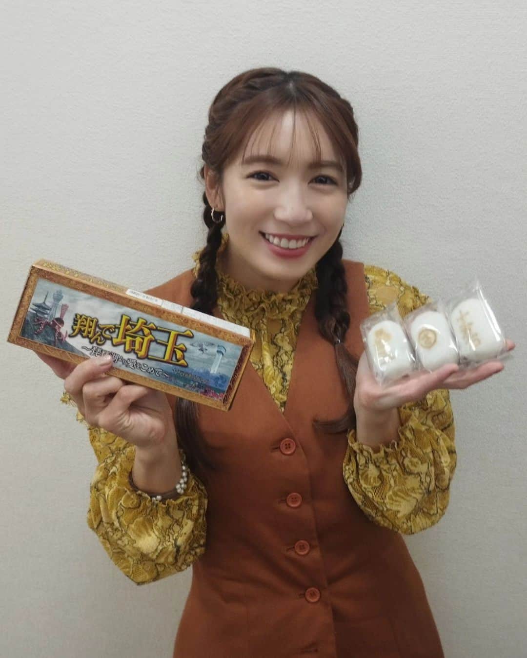 才木玲佳のインスタグラム：「映画「翔んで埼玉〜琵琶湖より愛をこめて〜」が先日公開されましたね！ 私ももちろん観に行く予定✌️  前回のいまたま・はなわさんゲスト回も番組公式YouTubeチャンネルにアップされてます！  写真は、そのロケではなわさんとカナイさんが焼印体験したコラボ十万石まんじゅう🤤💓 うまい、うますぎる…」