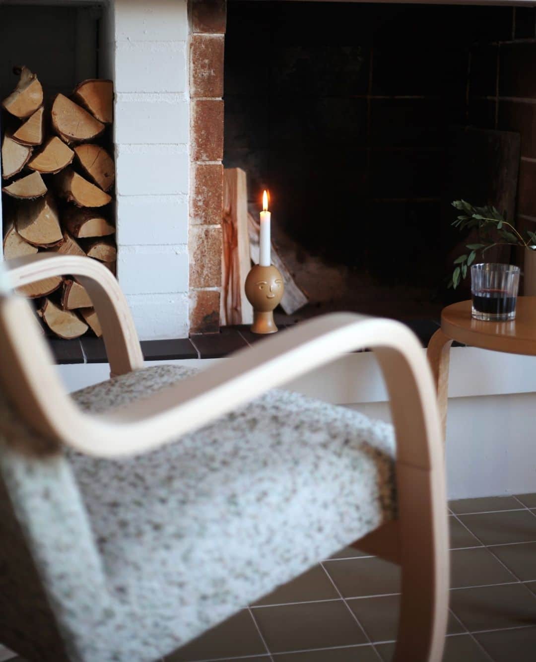 Artekさんのインスタグラム写真 - (ArtekInstagram)「The festive season is nearly upon us! We are looking forward to wintery set ups and evenings by the fire. ⁠ ⁠ Fetured in this photo: Lucius Candleholder, Armchair 402 and Stool 60. ⁠ Photo by Hanna-Katariina Mononen」11月25日 17時05分 - artekglobal