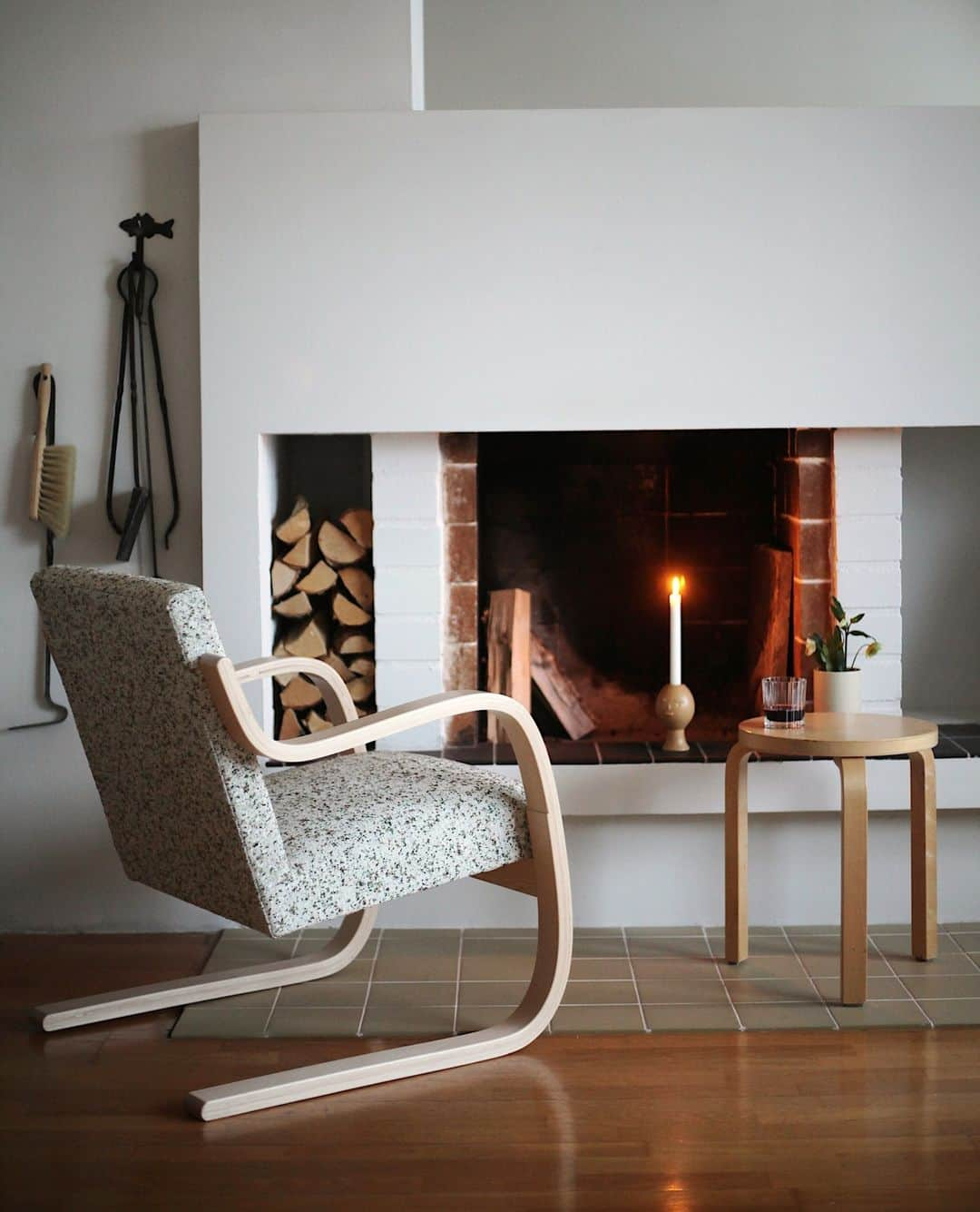 Artekさんのインスタグラム写真 - (ArtekInstagram)「The festive season is nearly upon us! We are looking forward to wintery set ups and evenings by the fire. ⁠ ⁠ Fetured in this photo: Lucius Candleholder, Armchair 402 and Stool 60. ⁠ Photo by Hanna-Katariina Mononen」11月25日 17時05分 - artekglobal