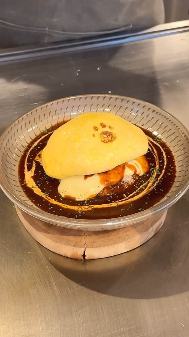 大見さなえのインスタグラム：「鉄板で作る大人気オムライス店🍳 福岡『はんばーぐとおむらいすのお店 いくら 博多店』 ⁡ 名物【ハンバーグオムライス】 ふわふわぷるぷるのオムレツ🍳 焼いてるところがカウンター前から見えます！ ⁡ ソースはデミグラス、明太クリーム 黒カレーから選べて、チーズもトッピング可能🧀 ⁡ 半熟のオムレツにチーズ、特製ライス、 黒毛和牛をブレンドしたハンバーグと 夢のような組み合わせ🥺💓 肉球の焼印もかわいい🐾 ⁡ 店内はガラス張りで開放感あって、 人気店で並ぶので早めに行くのがおすすめ🏃‍♀️ 今泉にも店舗あり。 ーーーーーーーーーーーーーーーーーーーーーーー •ハンバーグオムライス 1600円 •チーズトッピング 200円 ーーーーーーーーーーーーーーーーーーーーーーー ⏰ 11：30～15：00、17：00～21：00 日曜営業 📍福岡県福岡市博多区博多駅前2-8-12 ーーーーーーーーーーーーーーーーーーーーーーー #はんばーぐとおむらいすのお店いくら #博多グルメ #福岡グルメ #博多ランチ #福岡ランチ #めぐログ_福岡 #めぐログ_洋食 #オムライス」