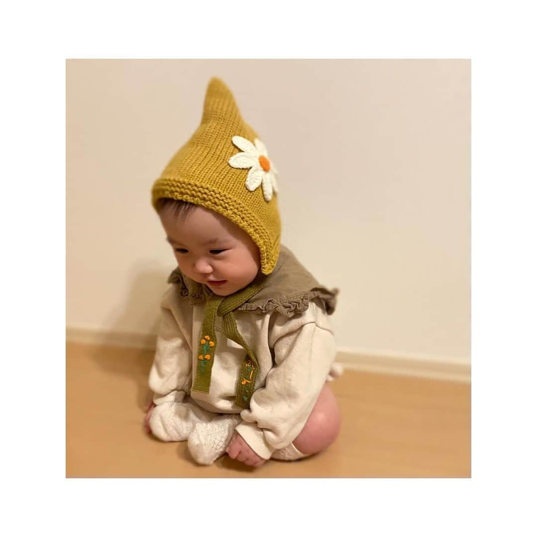 八坂芽依のインスタグラム：「寒くなったのでニット帽子デビュー👶🏼💛 👒... @emininal.2022  size 46~50cm ウールニット帽で伸縮性があり、耳まで隠れるので防寒対策❄️ しめつけがなく、帽子嫌いなお子様におすすめです🙌🏽 モニターさせて頂きましたが【生地感⭕️防寒⭕️】 ベビー服可愛いのがおおくてとてもすき♡ #ゆっちゃんの成長記録🐻 長記録🐻  #令和5年ベビー #成長記録 #育児日記  #育児アカウント  #7ヶ月ベビー #女の子ベビー #女の子ベビー服コーデ  #帽子コーデ」