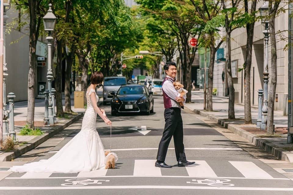 ラヴィ•ファクトリーさんのインスタグラム写真 - (ラヴィ•ファクトリーInstagram)「【写真で叶える結婚式】 . こちらのお写真は @momokaron さんから リグラムさせていただきました✨  おふたりの思い出の地である 大丸旧居留地前での一枚。  神戸らしい異国情緒ある街並みが いつものお散歩シーンもおしゃれに演出します♡ . —————— @laviefactoryをフォローして #laviefactory #ラヴィファクトリー のハッシュタグをつけて お写真を投稿してみてくださいね* . こちらの公式IG（@laviefactory） で取り上げさせていただきます✨ . 思わず笑顔になれるハートのある 「家族写真」はラヴィクルール* >>>@laviecouleur_official . #wedding #weddingphotography #photo #ハートのある写真 #instawedding #結婚写真 #ウェディング #ウェディングフォト #撮影指示書 #ロケーションフォト #前撮り #写真好きな人と繋がりたい #フォトウェディング #卒花 #後撮り #ウェディングニュース #前撮り小物 #前撮りフォト #前撮りアイテム #ウェディング撮影 #撮影構図 #前撮りアイディア #撮影指示書 #花嫁コーディネート #花嫁コーデ #神戸大丸 #ペット婚 #おしゃれ花嫁」11月25日 17時16分 - laviefactory
