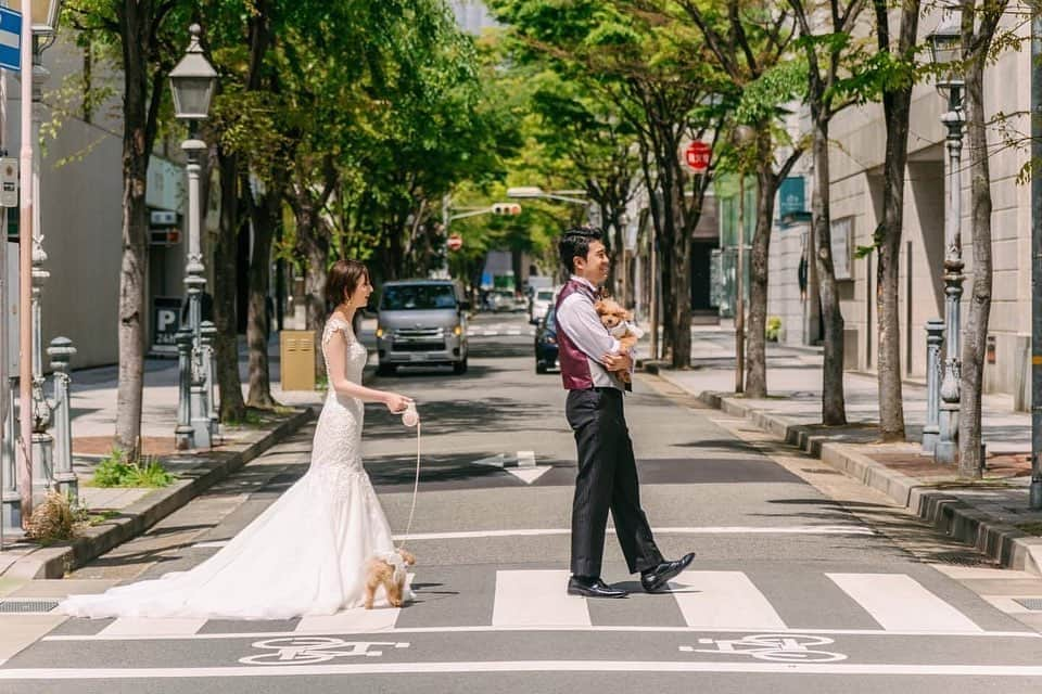 ラヴィ•ファクトリーさんのインスタグラム写真 - (ラヴィ•ファクトリーInstagram)「【写真で叶える結婚式】 . こちらのお写真は @momokaron さんから リグラムさせていただきました✨  おふたりの思い出の地である 大丸旧居留地前での一枚。  神戸らしい異国情緒ある街並みが いつものお散歩シーンもおしゃれに演出します♡ . —————— @laviefactoryをフォローして #laviefactory #ラヴィファクトリー のハッシュタグをつけて お写真を投稿してみてくださいね* . こちらの公式IG（@laviefactory） で取り上げさせていただきます✨ . 思わず笑顔になれるハートのある 「家族写真」はラヴィクルール* >>>@laviecouleur_official . #wedding #weddingphotography #photo #ハートのある写真 #instawedding #結婚写真 #ウェディング #ウェディングフォト #撮影指示書 #ロケーションフォト #前撮り #写真好きな人と繋がりたい #フォトウェディング #卒花 #後撮り #ウェディングニュース #前撮り小物 #前撮りフォト #前撮りアイテム #ウェディング撮影 #撮影構図 #前撮りアイディア #撮影指示書 #花嫁コーディネート #花嫁コーデ #神戸大丸 #ペット婚 #おしゃれ花嫁」11月25日 17時16分 - laviefactory