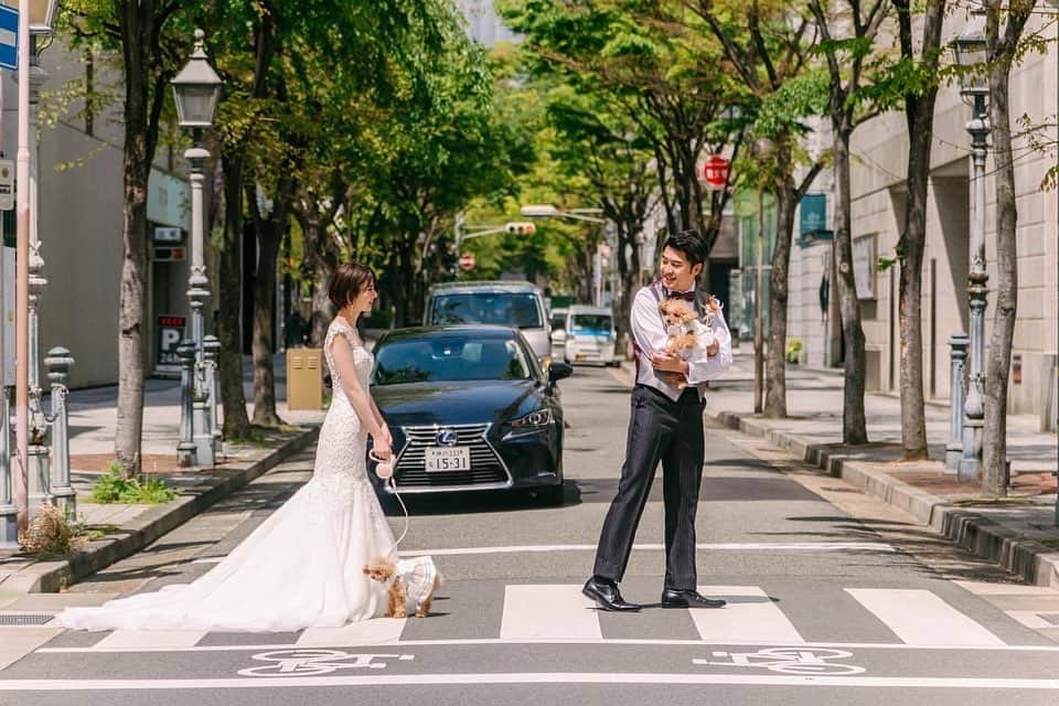 ラヴィ•ファクトリーのインスタグラム：「【写真で叶える結婚式】 . こちらのお写真は @momokaron さんから リグラムさせていただきました✨  おふたりの思い出の地である 大丸旧居留地前での一枚。  神戸らしい異国情緒ある街並みが いつものお散歩シーンもおしゃれに演出します♡ . —————— @laviefactoryをフォローして #laviefactory #ラヴィファクトリー のハッシュタグをつけて お写真を投稿してみてくださいね* . こちらの公式IG（@laviefactory） で取り上げさせていただきます✨ . 思わず笑顔になれるハートのある 「家族写真」はラヴィクルール* >>>@laviecouleur_official . #wedding #weddingphotography #photo #ハートのある写真 #instawedding #結婚写真 #ウェディング #ウェディングフォト #撮影指示書 #ロケーションフォト #前撮り #写真好きな人と繋がりたい #フォトウェディング #卒花 #後撮り #ウェディングニュース #前撮り小物 #前撮りフォト #前撮りアイテム #ウェディング撮影 #撮影構図 #前撮りアイディア #撮影指示書 #花嫁コーディネート #花嫁コーデ #神戸大丸 #ペット婚 #おしゃれ花嫁」