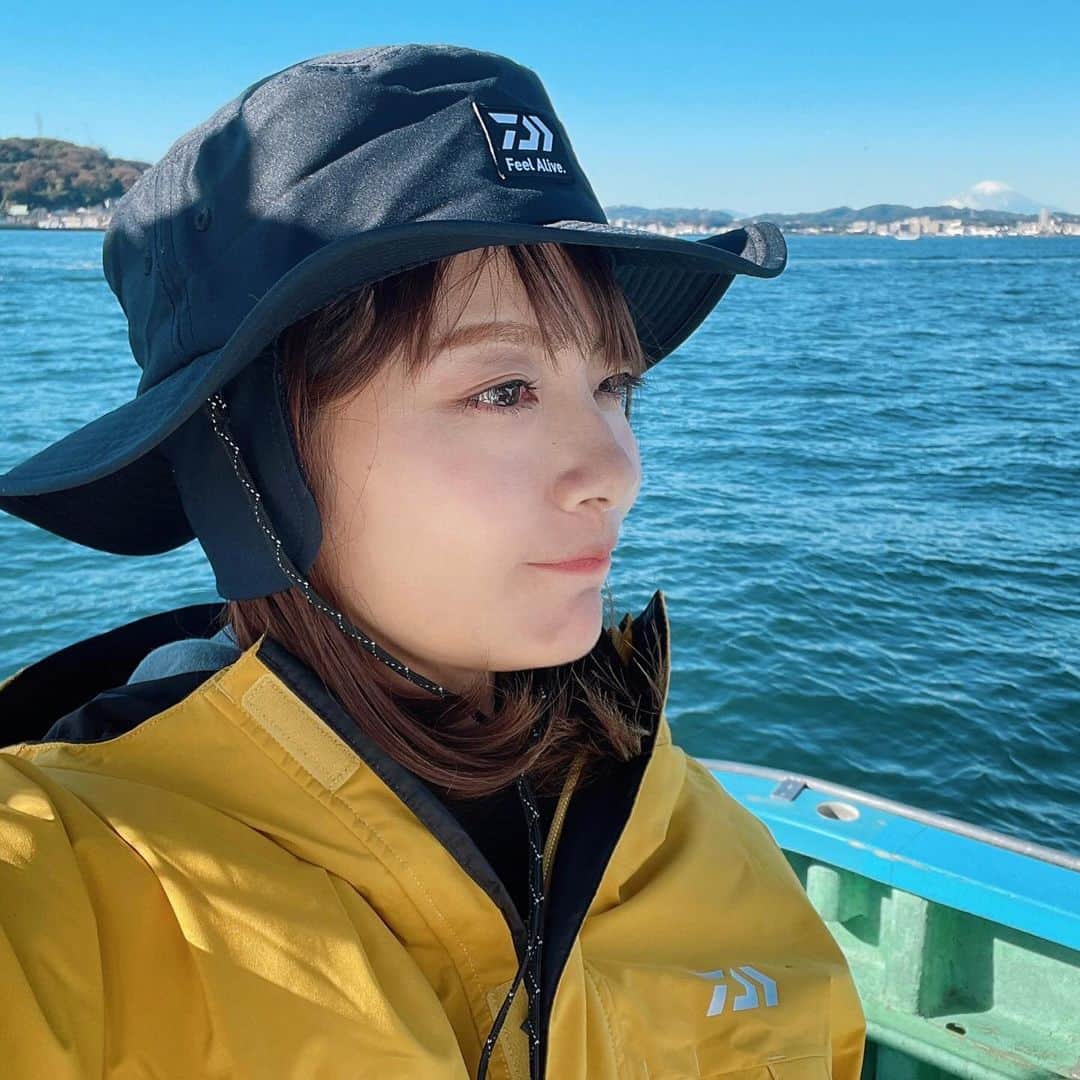 晴山由梨のインスタグラム：「少し前から冬用の防寒ウェアに衣替え👕🔄  耳当て付きのハットはあったかくていい感じ👍 個人的には耳当てのおかげでサイドの髪が押さえられて 風がある日も髪の毛が暴れにくいのもありがたい！  インナーにはここ数年重宝しているダンロテックを着込んで この冬も乗り切るぞ〜🔥  @daiwaapparel_official  @daiwafune  ---------------- ウェア：DW-3523 帽子：DC-9023W  #防寒 #冬用ウェア #DAIWAアパレル #daiwa船 #釣りウェア #pr」