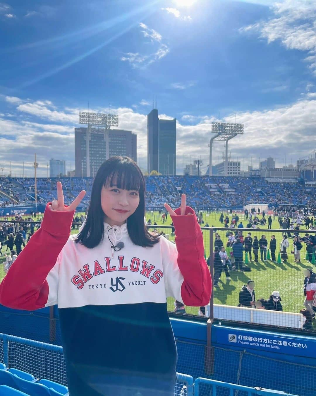 日下怜奈さんのインスタグラム写真 - (日下怜奈Instagram)「.  衣装が可愛かった〜〜 ⁡ ⁡ #swallows #スワローズファン感2023 #るるくま」11月25日 17時13分 - reina_kusaka