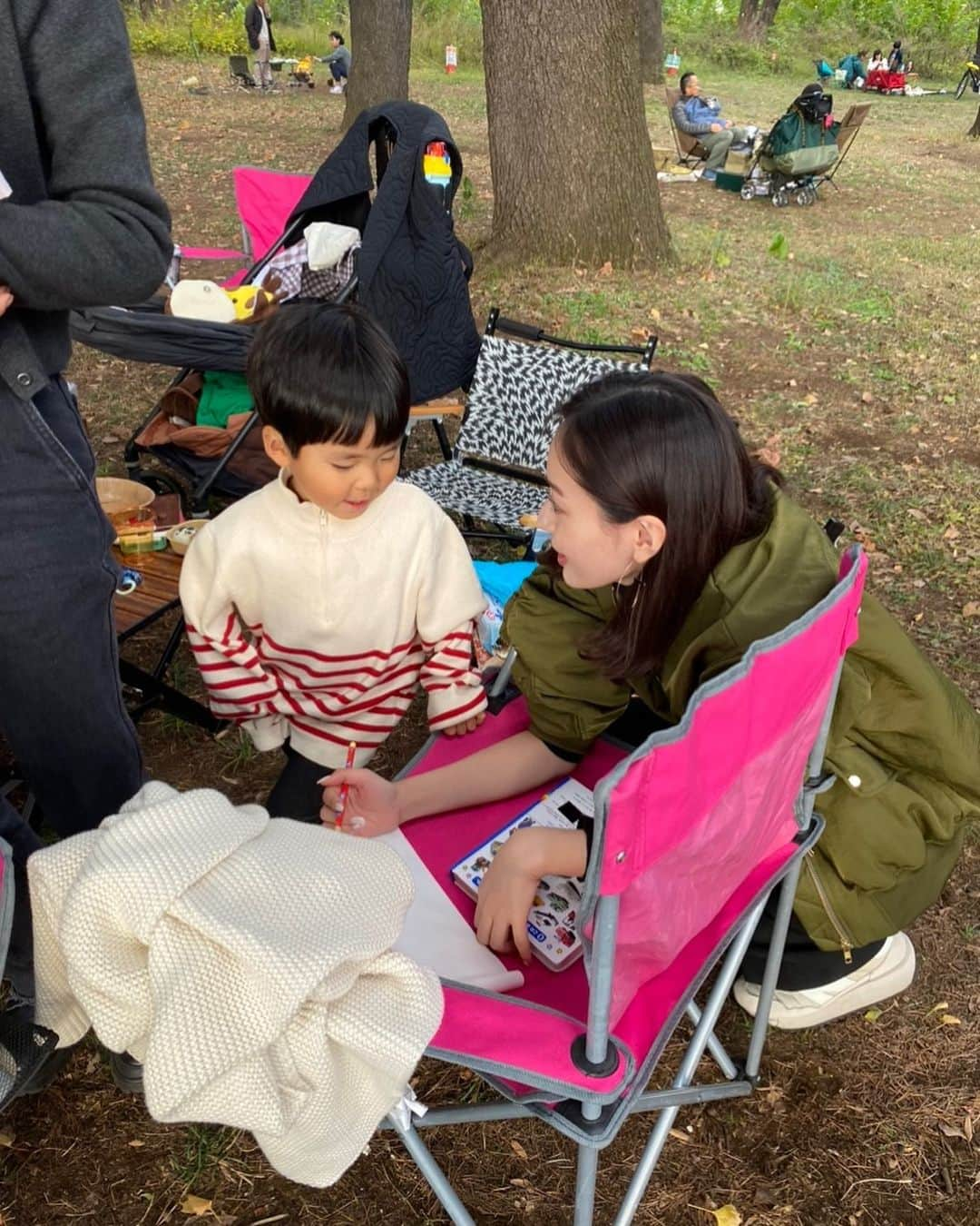 中村麻美さんのインスタグラム写真 - (中村麻美Instagram)「⁡ 一昨日の祝日はánuansチームのみんなとBBQ！ ⁡ みんなでスーパーの買い出しから始めて、 炭火を起こして本格的なBBQ🍖 ⁡ 炭火で焼いて外で食べるお肉って こんなに美味しいんだな〜と感動🤤 ⁡ 仕事の雰囲気とはまた違った、 プライベートの皆んなとの時間は本当に大切な思い出✨ 楽しかったなぁ☺️ ⁡ お天気も最高に気持ちよくて、幸せな休日でした☀︎」11月25日 17時15分 - asami_nakamura_