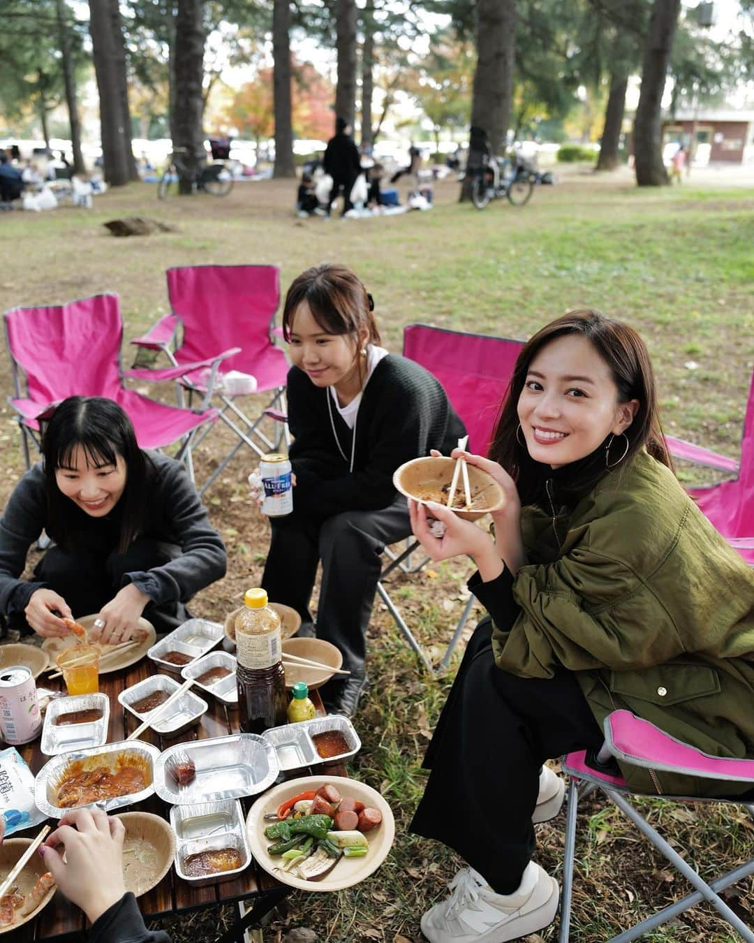 中村麻美さんのインスタグラム写真 - (中村麻美Instagram)「⁡ 一昨日の祝日はánuansチームのみんなとBBQ！ ⁡ みんなでスーパーの買い出しから始めて、 炭火を起こして本格的なBBQ🍖 ⁡ 炭火で焼いて外で食べるお肉って こんなに美味しいんだな〜と感動🤤 ⁡ 仕事の雰囲気とはまた違った、 プライベートの皆んなとの時間は本当に大切な思い出✨ 楽しかったなぁ☺️ ⁡ お天気も最高に気持ちよくて、幸せな休日でした☀︎」11月25日 17時15分 - asami_nakamura_