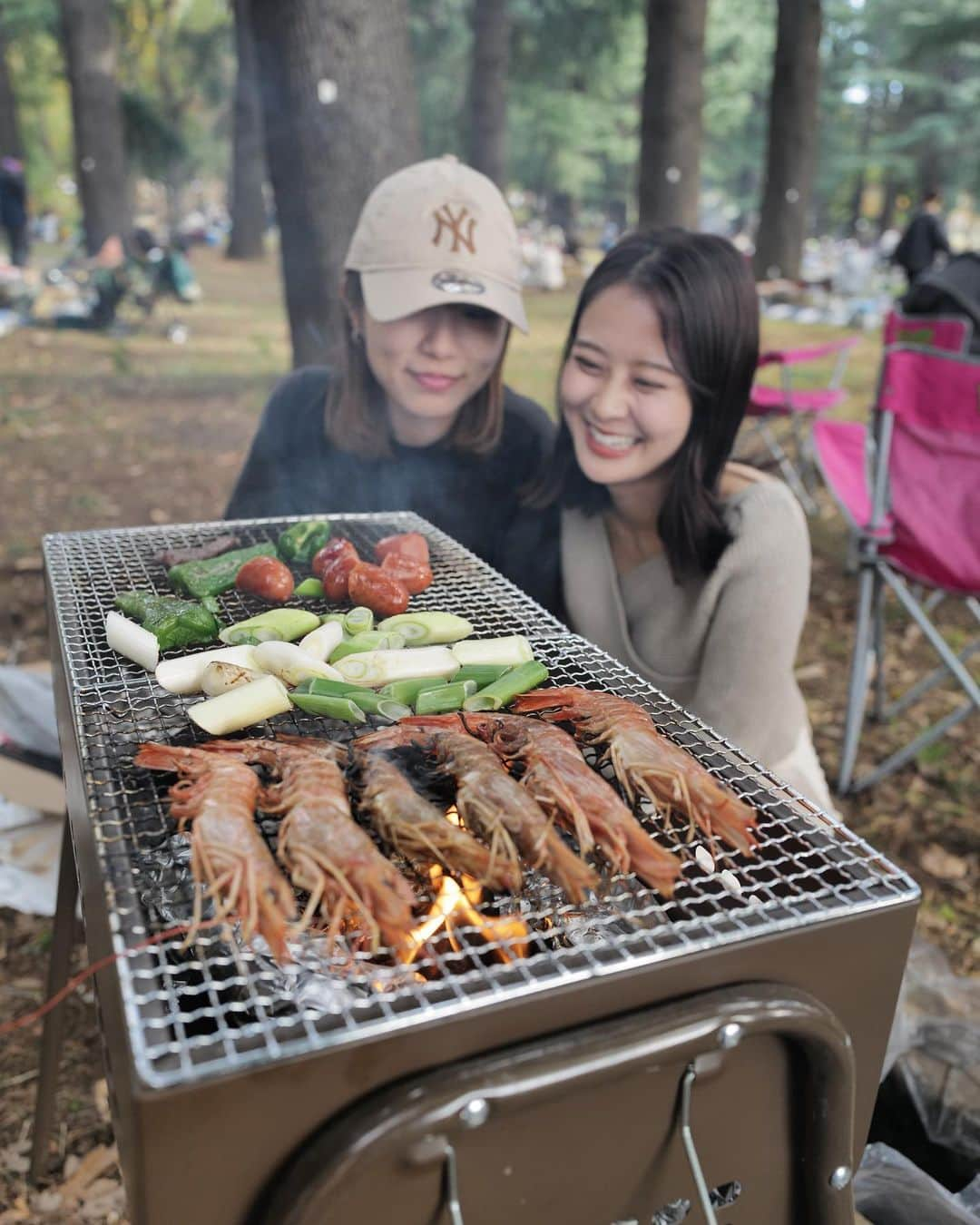 中村麻美さんのインスタグラム写真 - (中村麻美Instagram)「⁡ 一昨日の祝日はánuansチームのみんなとBBQ！ ⁡ みんなでスーパーの買い出しから始めて、 炭火を起こして本格的なBBQ🍖 ⁡ 炭火で焼いて外で食べるお肉って こんなに美味しいんだな〜と感動🤤 ⁡ 仕事の雰囲気とはまた違った、 プライベートの皆んなとの時間は本当に大切な思い出✨ 楽しかったなぁ☺️ ⁡ お天気も最高に気持ちよくて、幸せな休日でした☀︎」11月25日 17時15分 - asami_nakamura_