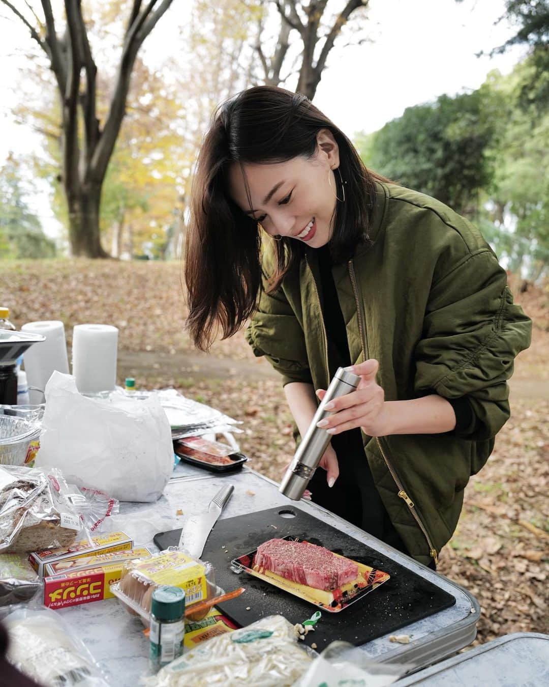 中村麻美さんのインスタグラム写真 - (中村麻美Instagram)「⁡ 一昨日の祝日はánuansチームのみんなとBBQ！ ⁡ みんなでスーパーの買い出しから始めて、 炭火を起こして本格的なBBQ🍖 ⁡ 炭火で焼いて外で食べるお肉って こんなに美味しいんだな〜と感動🤤 ⁡ 仕事の雰囲気とはまた違った、 プライベートの皆んなとの時間は本当に大切な思い出✨ 楽しかったなぁ☺️ ⁡ お天気も最高に気持ちよくて、幸せな休日でした☀︎」11月25日 17時15分 - asami_nakamura_