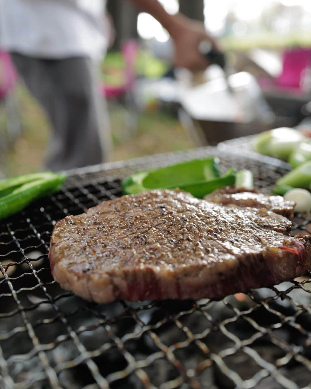 中村麻美さんのインスタグラム写真 - (中村麻美Instagram)「⁡ 一昨日の祝日はánuansチームのみんなとBBQ！ ⁡ みんなでスーパーの買い出しから始めて、 炭火を起こして本格的なBBQ🍖 ⁡ 炭火で焼いて外で食べるお肉って こんなに美味しいんだな〜と感動🤤 ⁡ 仕事の雰囲気とはまた違った、 プライベートの皆んなとの時間は本当に大切な思い出✨ 楽しかったなぁ☺️ ⁡ お天気も最高に気持ちよくて、幸せな休日でした☀︎」11月25日 17時15分 - asami_nakamura_