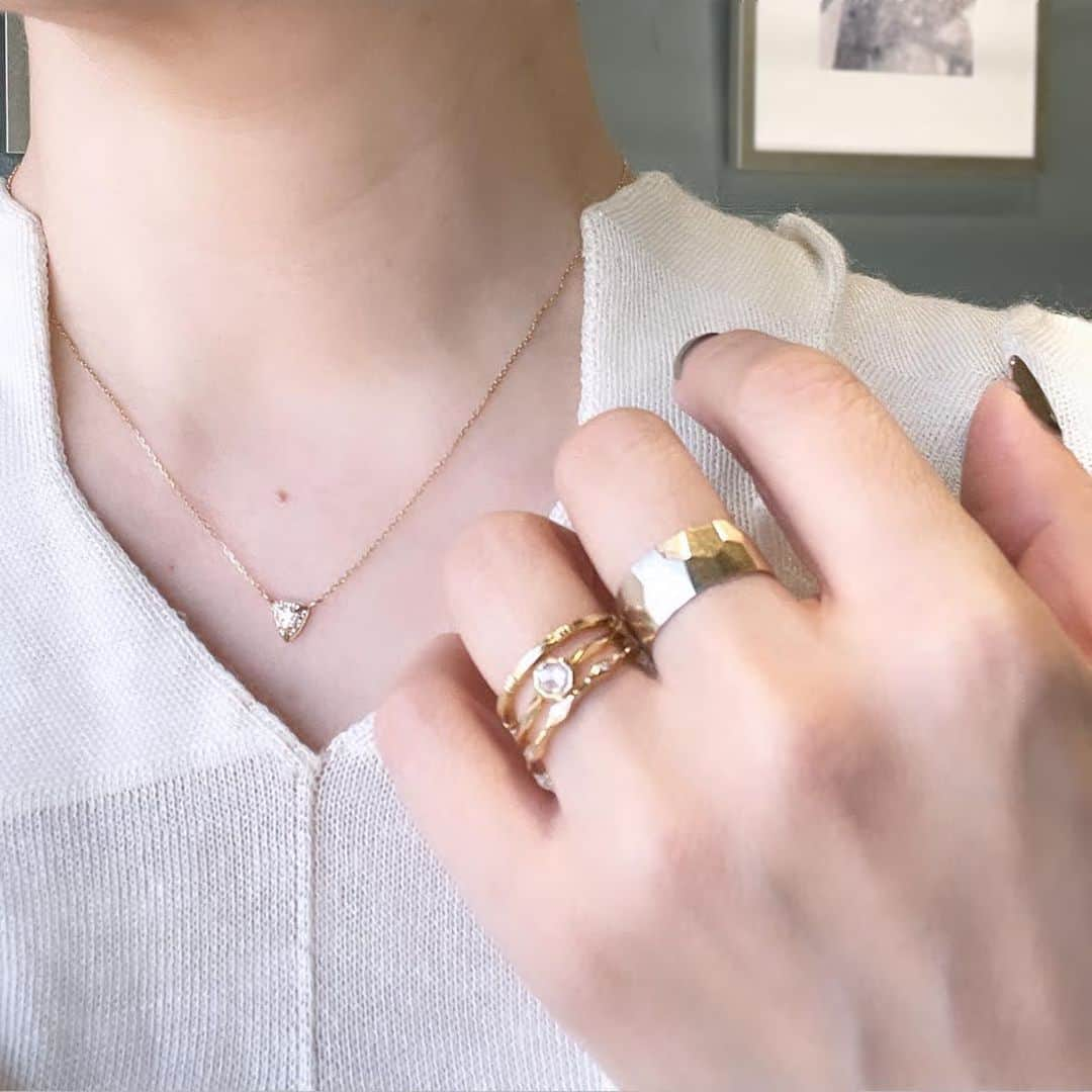 Shelby / Aki Hiroseさんのインスタグラム写真 - (Shelby / Aki HiroseInstagram)「わたしのWAYs (designer AKI ) ・8mm幅 コンビカラー  ・K18 Yellow Gold ,プラチナ950  毎日着けるリングの中でも、 365日着けているのが、WAYsリング。 使っているうちに少し傷もついて、いい味が出てます。  石の付いたリングは、その日の気分や装い、 出掛ける場所などによって変えていますが このリングだけは、いつも一緒です。  わたしが求める毎日一緒にいられるリングの絶対条件は着け心地でした。 そんなリングを作ろうと研究し「鍛造」製法に行きつきました。  この着け心地、体感して欲しい！です。  ……………………………………………………  【EVENT information】  💍『10th Anniversary Fair -Vol.1-』  ・11.22 wed.- 12.25 mon.  11:00-18:00  ・Shelby表参道flagship shop   東京都港区南青山3-15-4  1F  期間中10周年を記念した新作のお披露目と共に、ご来店の皆様にささやかな Door prize をご用意しております。   また「Shelby」表参道 flagship shop 及び、オンラインストアにて税込 3 万円以上お買上げの方に、10周年を記念しオリジナル 珈琲「Shelby Blend」100gをプレゼントいたします。  ……………………………………………………  💍『New Jewelry Tokyo』 ・12.1 fri.-12.3 sun. 11:00-20:00 ・表参道 「SPIRAL」 1F ……………………………………………………  💍NAGOYA『10th Anniversary EVENT』 ・12.15 fri.-17 sun. 13:00-18:00 　※最終日12.17 sun.は17:00まで ・「CREMA GALLERY」 　名古屋市中区栄3-25-39 サカエサウススクエア3D 　 ￣￣￣￣￣￣￣￣￣￣￣￣￣￣￣￣￣￣￣￣￣￣ 《Shelby表参道shop休業日 》 11/27(月)28(火) 12/4(月)5(火)は 12/12(火) 12/15(金)〜19(火) 12/26(火)〜 🎄年内最終営業日12/25(月) ※12/1(金)〜3(日)は営業時間を13:00-17:00に変更いたします。 通常営業時間11:00〜18:00  ￣￣￣￣￣￣￣￣￣￣￣￣￣￣￣￣￣￣￣￣￣￣ #ways #shelby #shelbyjewelry #shelbyaki #シェルビー #10th_anniversary」11月25日 8時26分 - shelby.aki