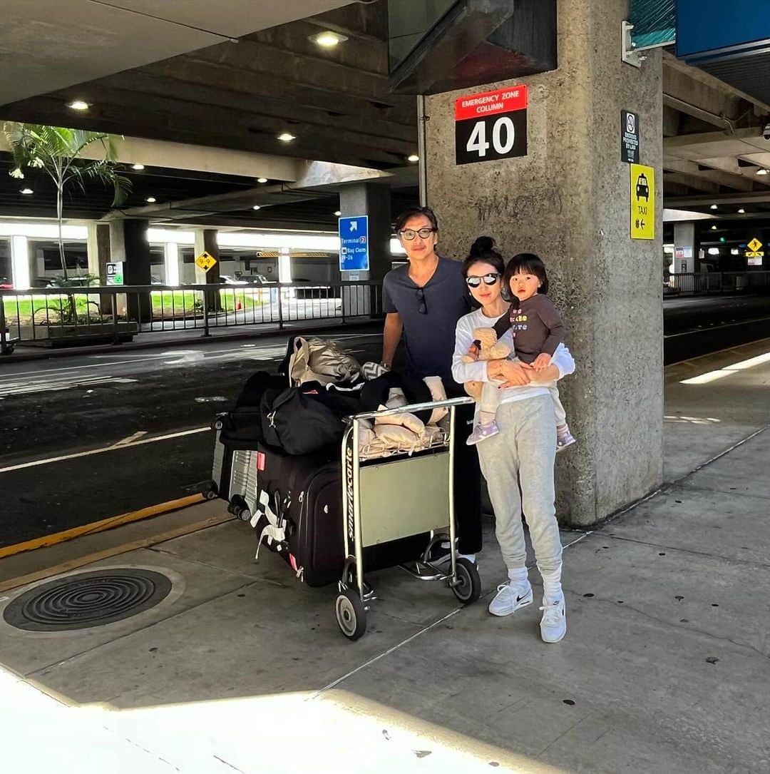 加藤章太郎のインスタグラム：「. 4年ぶりのハワイに到着✈️ 娘を連れて初めての海外旅行。 物価高と円安なので気分は落ちますが、いろんなところに娘を連れて行ってのんびり楽しみたいと思っています🌴  #hawaii #familytrip #vacation #aloha」