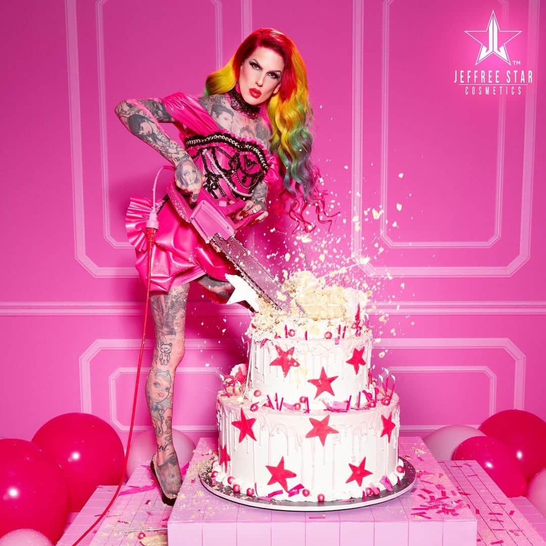 Jeffree Star Cosmeticsのインスタグラム：「Happy 9th anniversary to  #JeffreeStarCosmetics!!! 🎉💖🎂⭐️ I started this makeup empire w 3 liquid lipsticks and a dream… Creating products and stories with color, is what completes my soul. I’m forever grateful that I get to wake up and live my dream job every day! 🙏🏻」