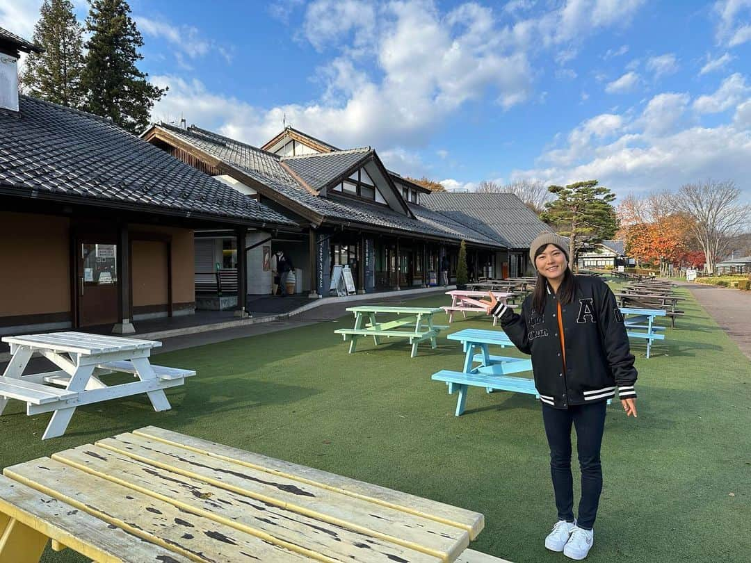 二宮真琴のインスタグラム：「☆ . 高崎から足を伸ばして 綺麗な空気と美味しいもの😋🍙 . #軽井沢 #白糸の滝 #十割そば #川場田園プラザ #かわばんち #高崎  . #エディオン #EDION #紅菱住建 #ダイヤホーム #サタケ #babolat #バボラ #NBテニスガーデン #tennisplayer #テニス #テニス女子 #ダブルス #二宮真琴」