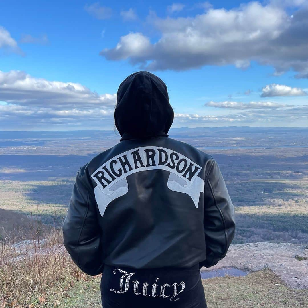 オランピアルタンのインスタグラム：「Post Thanksgiving walk to the top of a mountain in my @richardsonworld x @thehotelolympia leather jacket ☁️ #juicy 📸 @katiejanehillier」