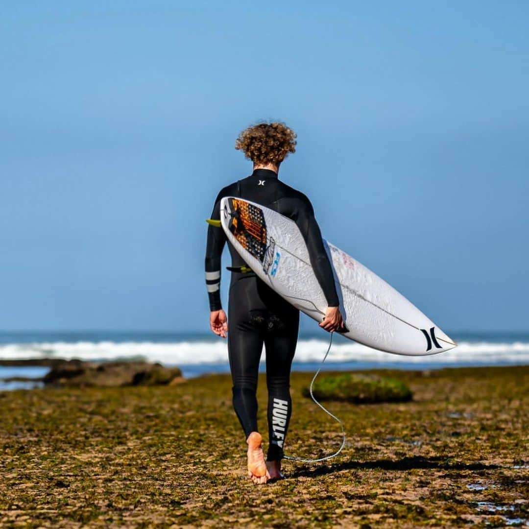 hurleyのインスタグラム：「Making (winter) waves with @jakemarshall1 ❄️  📸 @tallteef」