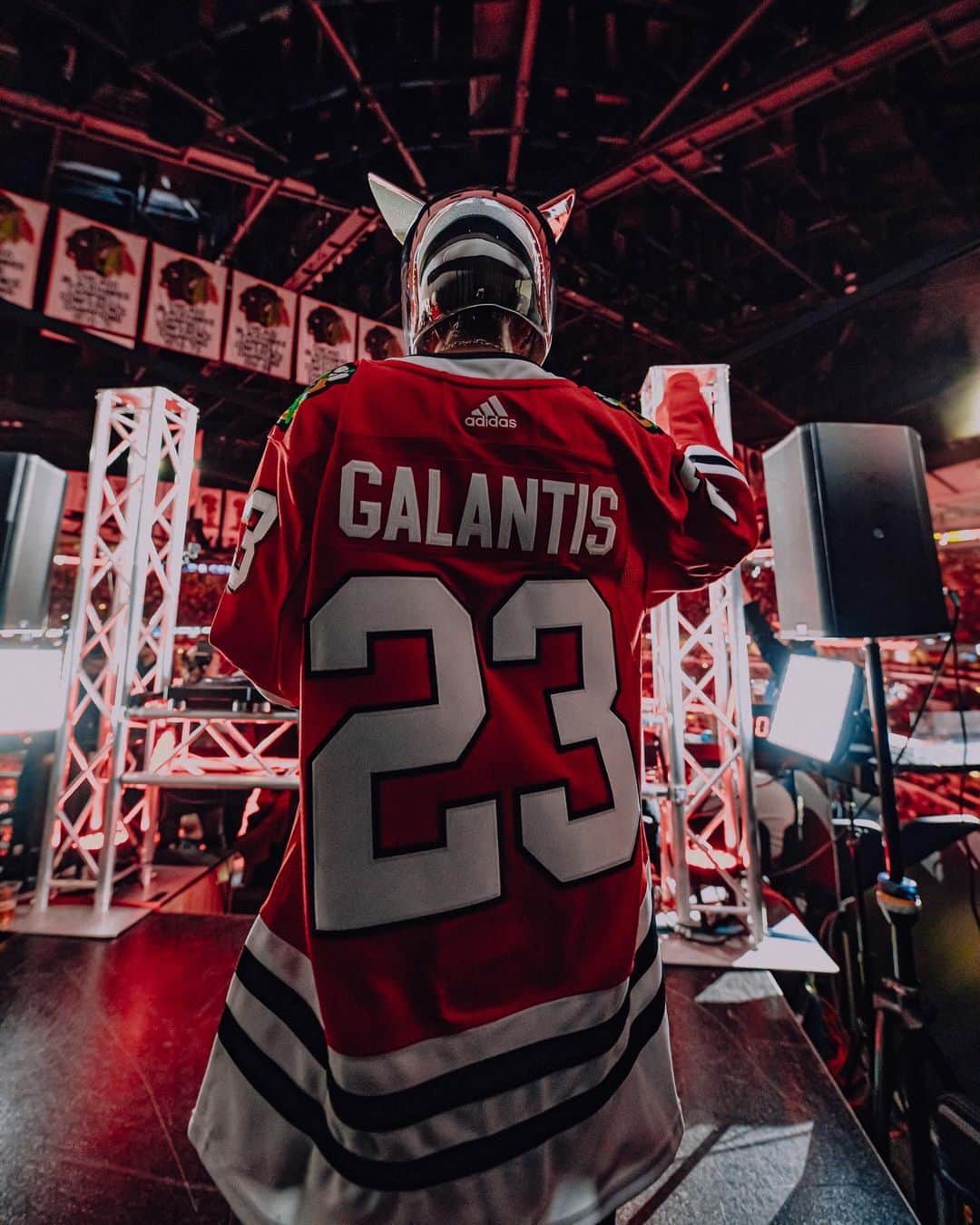 ギャランティスさんのインスタグラム写真 - (ギャランティスInstagram)「Galantis x Blackhawks ❤️‍🔥」11月25日 8時58分 - wearegalantis
