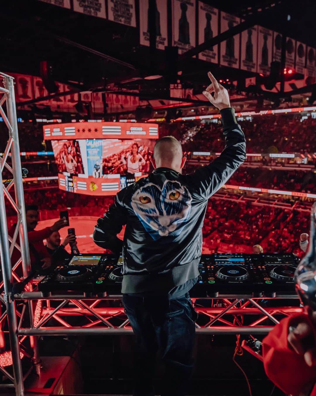 ギャランティスのインスタグラム：「Galantis x Blackhawks ❤️‍🔥」