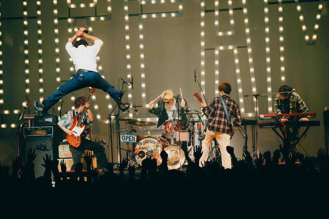 go!go!vanillasのインスタグラム：「2023.11.24 Zepp Fukuoka  DREAMS TOUR 2023-2024  故郷九州の味を噛み締めました！  そして結構な決行お知らせ解禁！ 来年go!go!の日は大村でお会いしましょう！！  #DREAMSTOUR  photo by renzo masuda @renzo1101」