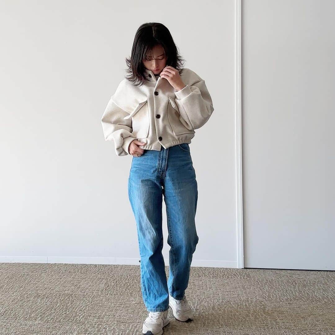 酒井蘭のインスタグラム：「#公園コーデ  outer @dholic_official  denim @lowrysfarm_official  shoes @newbalance  ------------------------------ 最近このアウターお気に入り💓 家がアウターだらけで断捨離しなきゃなんだけど今だに夏服かたしてないからとりあえず衣替えから始めます😂w  #ママコーデ #オフィスカジュアル #カジュアルコーデ #30代コーデ」
