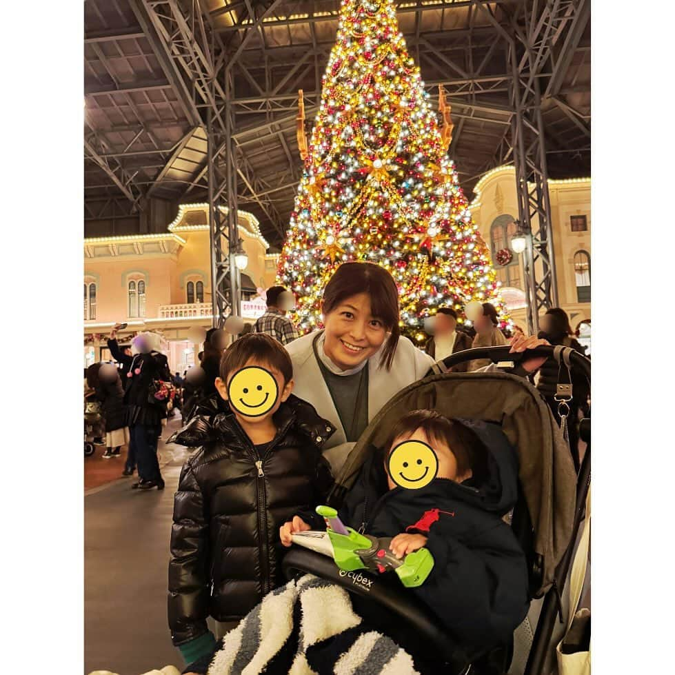 森麻季さんのインスタグラム写真 - (森麻季Instagram)「🎄  11月の思い出  1歳10ヶ月の次男は初東京ディズニーランド カリブの海賊も泣かなかったし、むしろどれも降りるのが嫌だと駄々こねるほど🤭  パレードもやっぱりいいですね✨  #平日混んでました #東京ディズニーランド  #子連れディズニー #子連れお出かけ #11月 #disneyland #5歳 #1歳 #1歳10ヶ月」11月25日 8時57分 - maki.mori_m