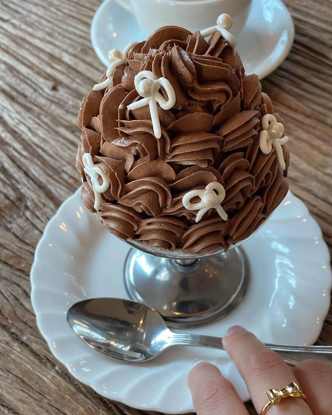 AMOのインスタグラム：「🤎 ラッフルスウィートチョコケーキ𐙚 ˚⟡.• ムースのような軽いチョコレートクリームの中にはザクザクのチョコレートパフがいっぱい 意外と大きくて みんなでシェアして丁度良いボリューム🥄  お店の目の前は高校🏫 学園ものの韓ドラで見るような風景にわくわく  @rollinwood_cake   #압구정 #압구정로데오 #압구정로데오카페  #狎鴎亭ロデオ #狎鴎亭ロデオカフェ #あもソウル」