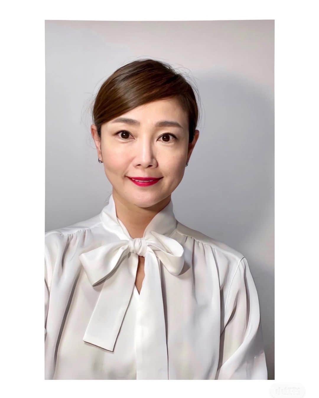 吉永愛さんのインスタグラム写真 - (吉永愛Instagram)「太眉に赤リップ💄 たまにはいいかも。 #韓国風メイク  #素材」11月25日 9時16分 - a.i.yy