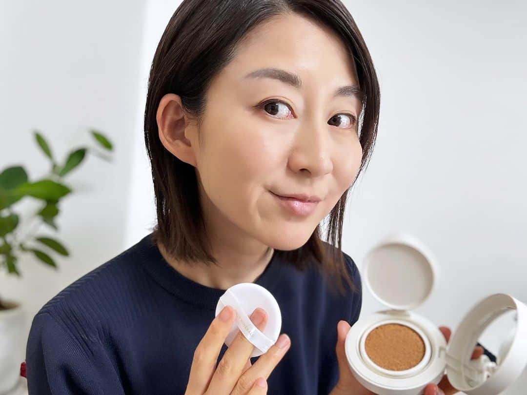 安堂サオリのインスタグラム：「＠onlyminerals さんから提供頂いた「薬用 リンクルホワイト クッションBB」のご紹介。  1品で、美白※1美容液、シワ改善クリーム、化粧下地、日焼け止め※2、ファンデーション、コンシーラーの6役。  そして、 有効成分のナイアシンアミド配合で、 メイクをしながらシワ改善、美白※1ケア、肌荒れを防いでくれる頼もしいアイテム。  メイク中もうるおいをキープしてくれて、 ゆらぎやすい肌を穏やかに整えてくれるクッションファンデ。  お肌への密着度も高く、 お化粧直しにも最適です。  潤いとツヤを感じられるのが嬉しい！  ※1美白→メラニンの生成を抑え、シミ・そばかすを防ぐ（ナイアシンアミド） ※2日焼け止め→化粧品の効能による(日やけによるシミ、ソバカスを防ぐ)  #PR #YAMAN #ONLYMINERALS」