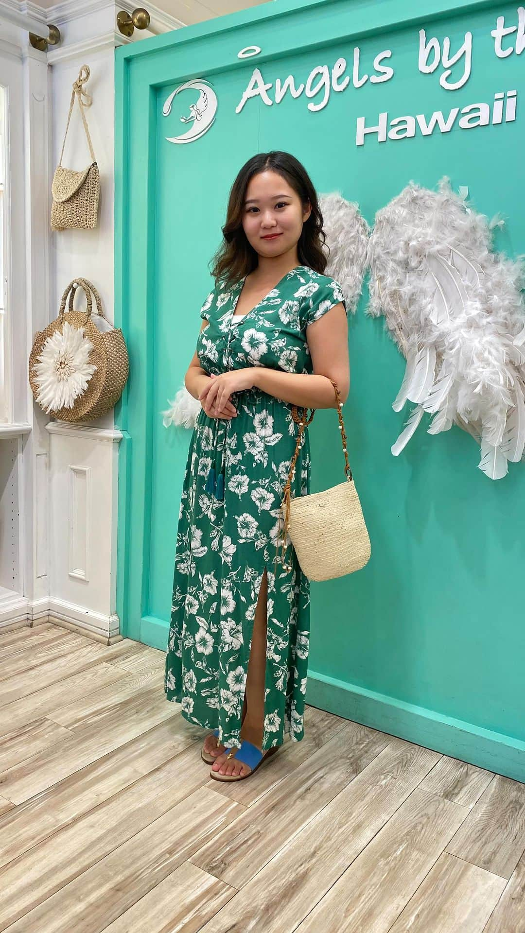 Angels By The Sea Hawaii Waikiki Based Boutiques ?Original clothing designed のインスタグラム：「インスタLIVE「クリスマスコーデとBananにお出かけ」  🎙️ @_147mg._ @mayumi_hawaii 👗📍 @angelsbythesea  #angelsbythesea 🍨🍌 @banan   @angelsbythesea has been Hawaii’s resort fashion brand based in Honolulu, Hawaii, since 2010. Please visit our online store 🌺www.angelsbytheseahawaii.com Owner Designer Nina Thai (Miss Waikiki) @nina_bythesea (日本語勉強中📚🙇🏻‍♀️) Please feel free to tag your pic for a chance to be featured!  ハワイのリゾートファッション、 エンジェルズバイザシー はミスワイキキである Nina Thai によって作られたハワイオリジナルファッションブランドです🌴日本語ウェブサイトはこちら www.angelsbytheseahawaii.jp  ハワイやリゾートファッションが好きな人は是非私達のアカウントをフォローして下さい🙌また私達の商品をポストする際にタグ付けしていただいたら私達からリポストされるチャンスがあります  #angelsbytheseahawaii #angelsbythesea #resortwearw #hawaii #waikiki  #ハワイ #ワイキキ #カイルア #ラニカイビーチ #シンプルコーデ #エンジェルズバイザシーハワイ #エンジェルズバイザシー #リゾートファッション #ハワイ限定 #하와이스냅 #하와이허니문스냅」