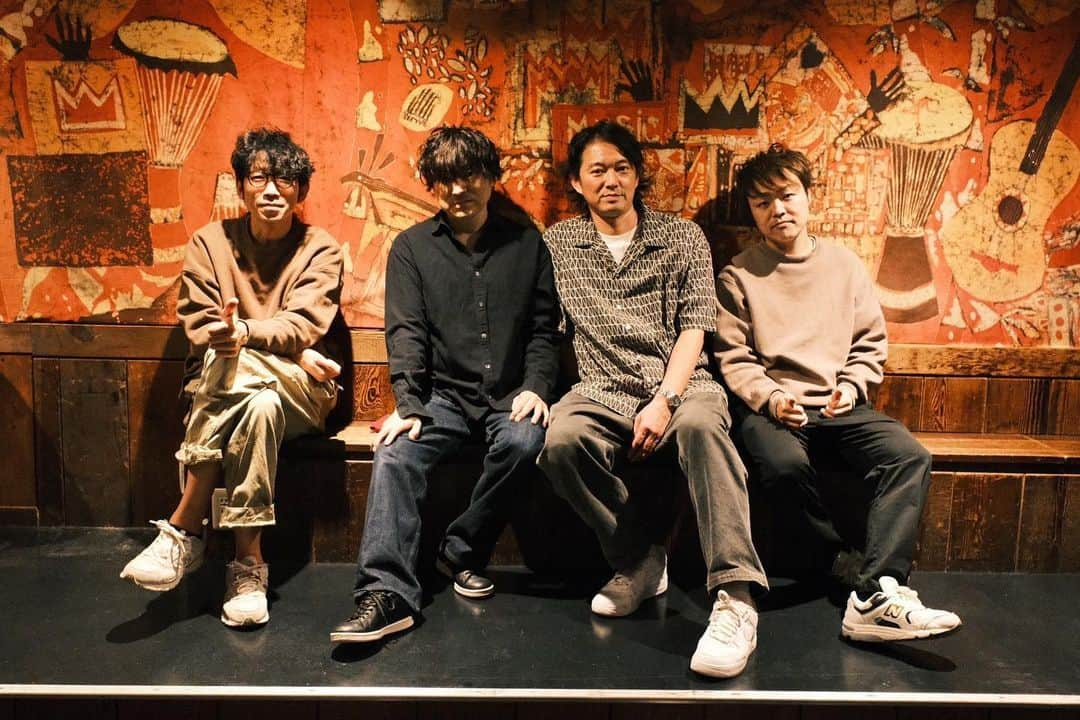 林幸治のインスタグラム：「Mellowhead Boys "First Show at MOONROMANTIC"来てくれた皆さんありがとう！楽しかった！深沼さんの喉問題あったけど、みんなで乗り越えた感じ。メインボーカルやばいね。充実感〜。ありがとう！配信アーカイブあるので是非！観て下さい。  あの状態でも、、やらないという選択肢は俺の中にない！と言いやりきった深沼さんの男気には改めてリスペクト。 しっかりゆっくり喉のケアして下さい。  いや、ちょっとこれ伝説の夜だな。笑  #mellowheadboys  #深沼元昭 #林幸治 #小松シゲル #金井央希 #月見ル君想フ#撮影伊藤健太」